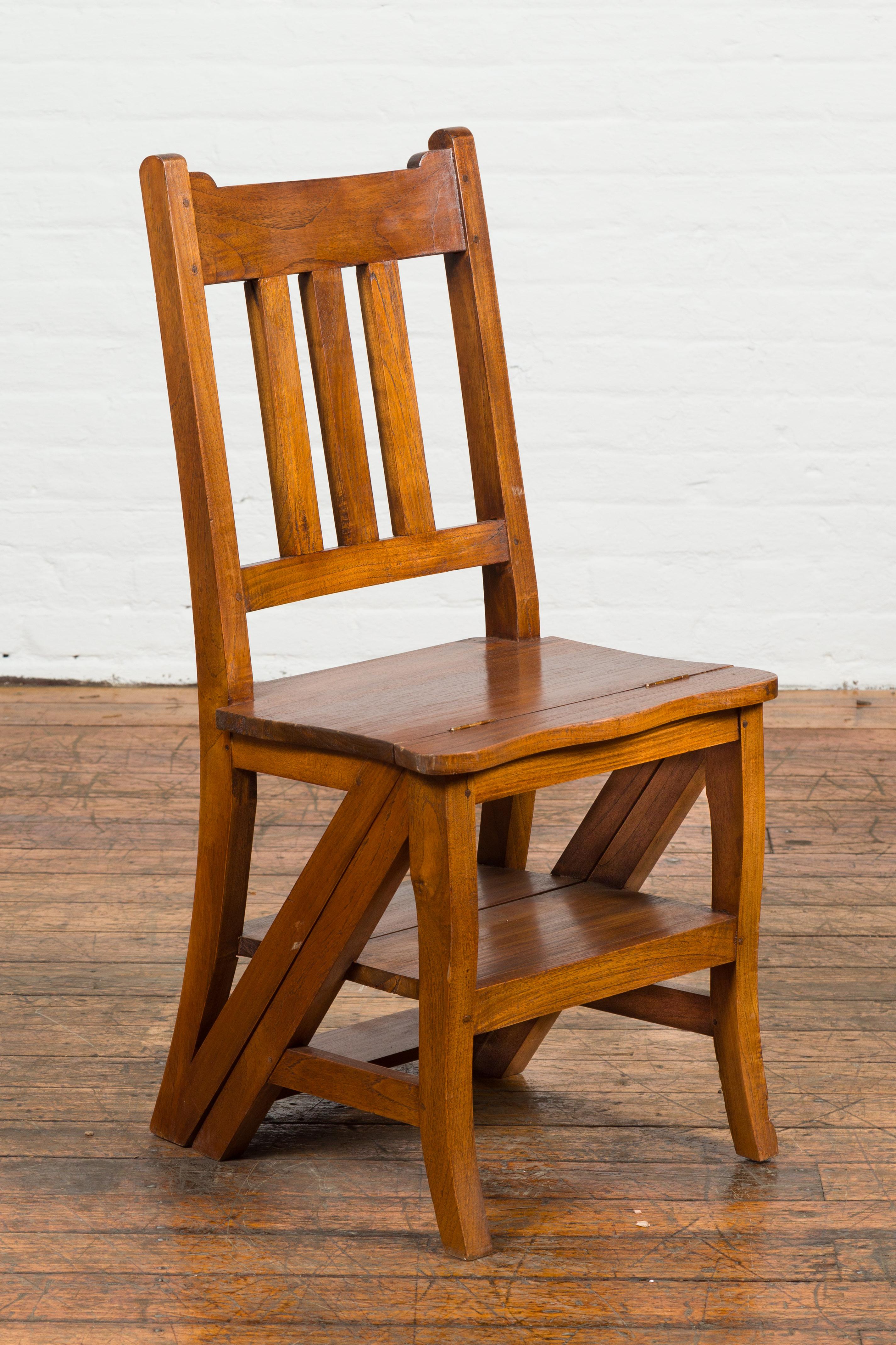 Klappbarer Beistellstuhl aus indianischem Holz, Metamorphic, Stuhl mit Stuhlleiter (20. Jahrhundert) im Angebot