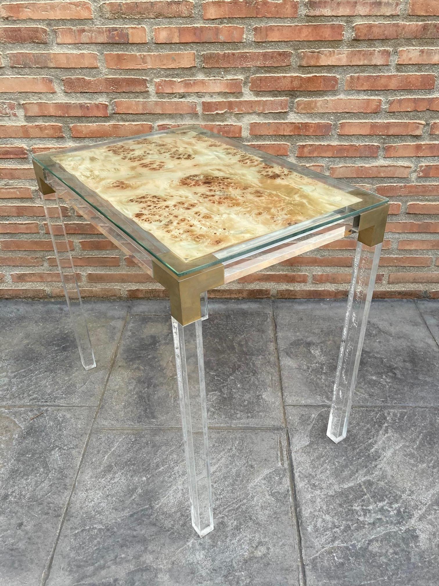 Vintage methacrylate or lucite and brass side table, 70s. This side table is made of Methacrylate or Lucite and Brass with a colored resin sheet on its top.