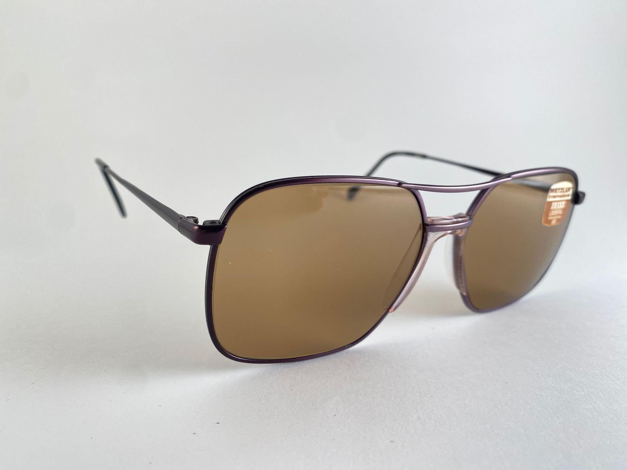 Lunettes de soleil By Metzler Metallic Copper Frame. Fabriqué en Allemagne dans les années 1970. 



Mesures :

Avant :                      13    Cms
Hauteur de la lentille :           5     Cms
Largeur de l'objectif :                5 cm
Temples :