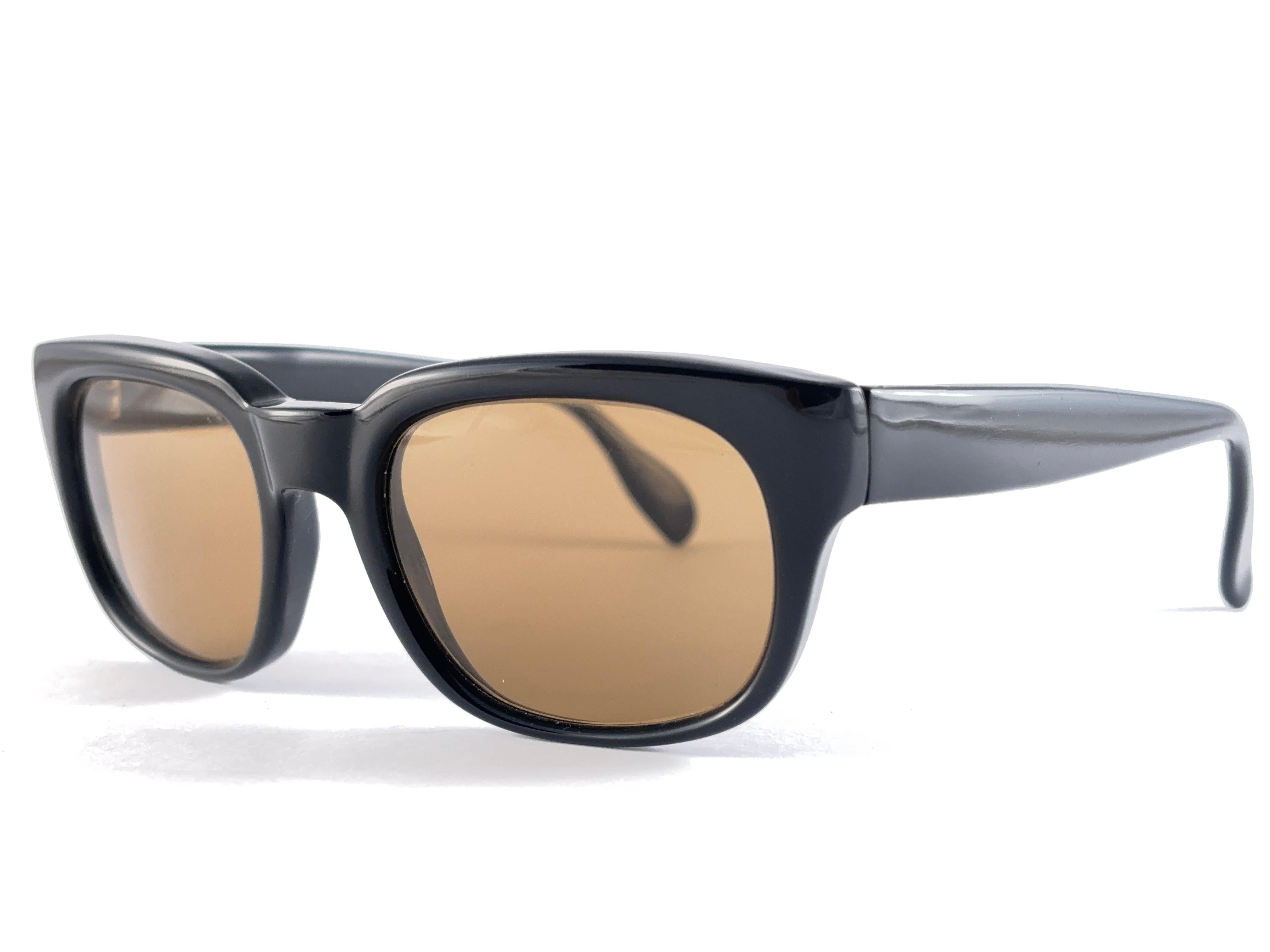 Sunglasses By Metzler Robust Black Frame. Made In Germany 1970'S. 



Measurements:

Front :                      12.5 Cms
Lens Height :            4.5 Cms
Lens Width :                5  Cms
Temples :                 11     Cms

Vintage Metzler