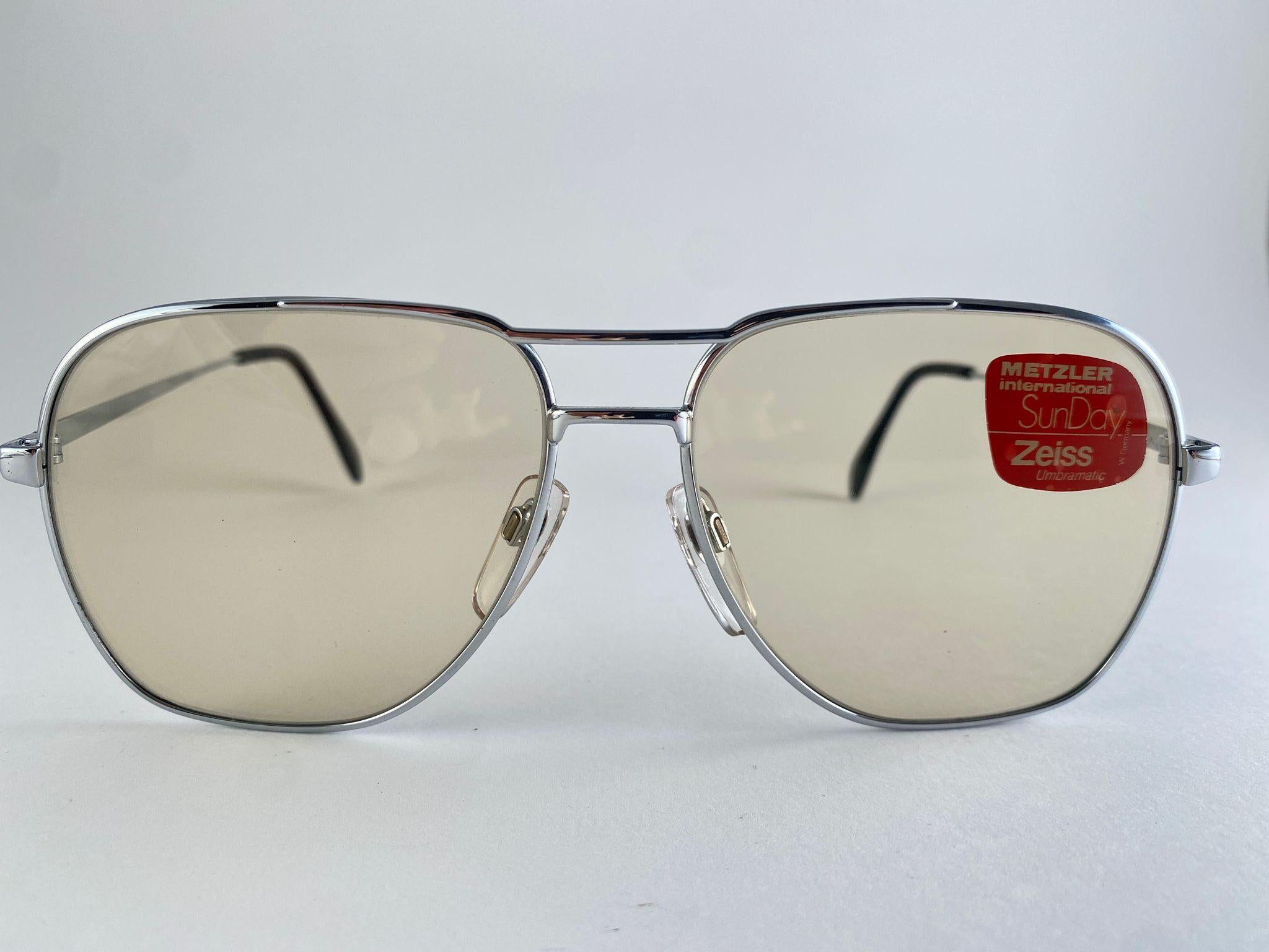 Gafas de sol con montura plateada sobredimensionada By Metzler. Made In Germany Años 70. 



Medidas:

Frente :                      13.5    Cms
Altura de la lente :           5.5     Cms
Anchura de la lente :                6 cm
Templos :          