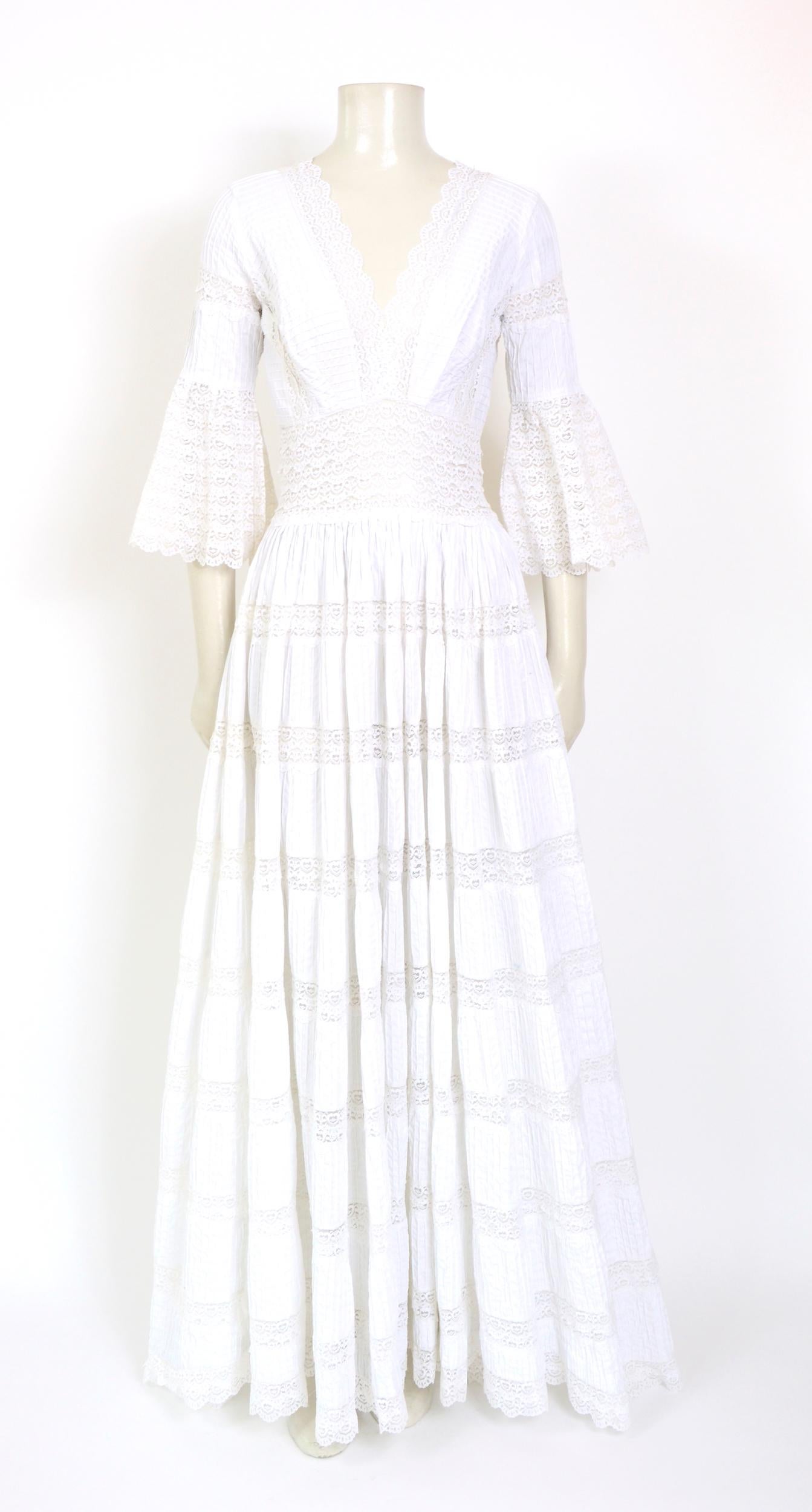 Vintage Mexican wedding white cotton and lace maxi boho dress.
Made in Mexico
Size 10
Measurements are taken flat: Ua to Ua 16,5inch 42cm(x2) - Waist 13inch/33cm(x2) - Hip free - Total Length 60inch/162cm