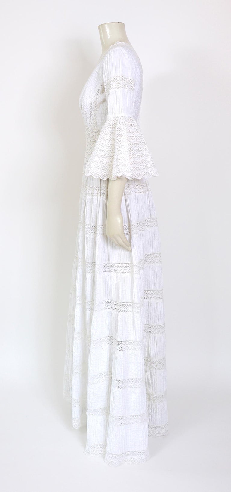 Robe boho mexicaine vintage en coton blanc et dentelle des années 1970 En  vente sur 1stDibs