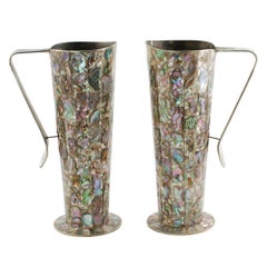 Brocche messicane d'epoca in alpaca con piastrelle in abalone intarsiate, set di due pezzi