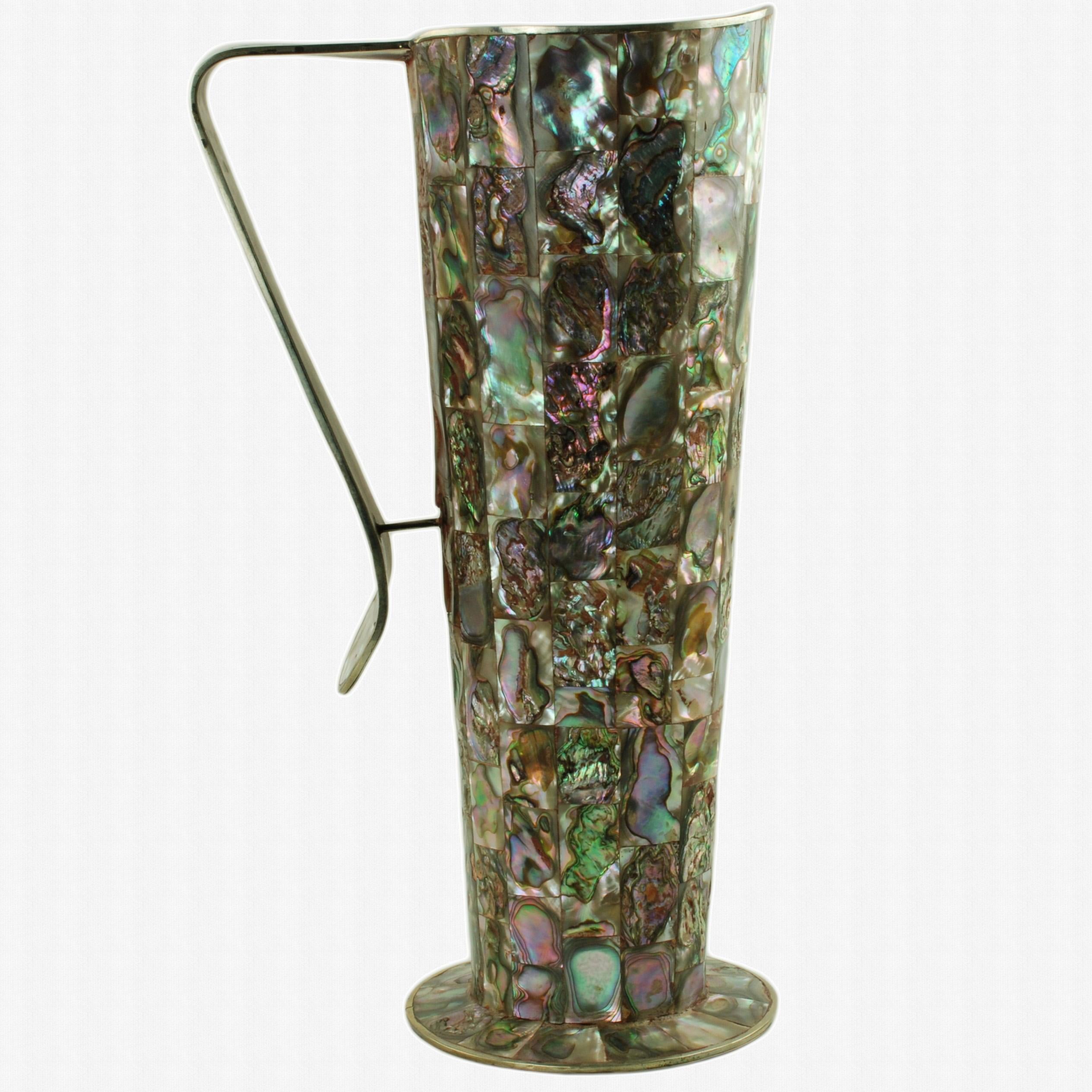 Mid-Century moderno Brocche messicane d'epoca in alpaca con piastrelle in abalone intarsiate, set di due pezzi in vendita
