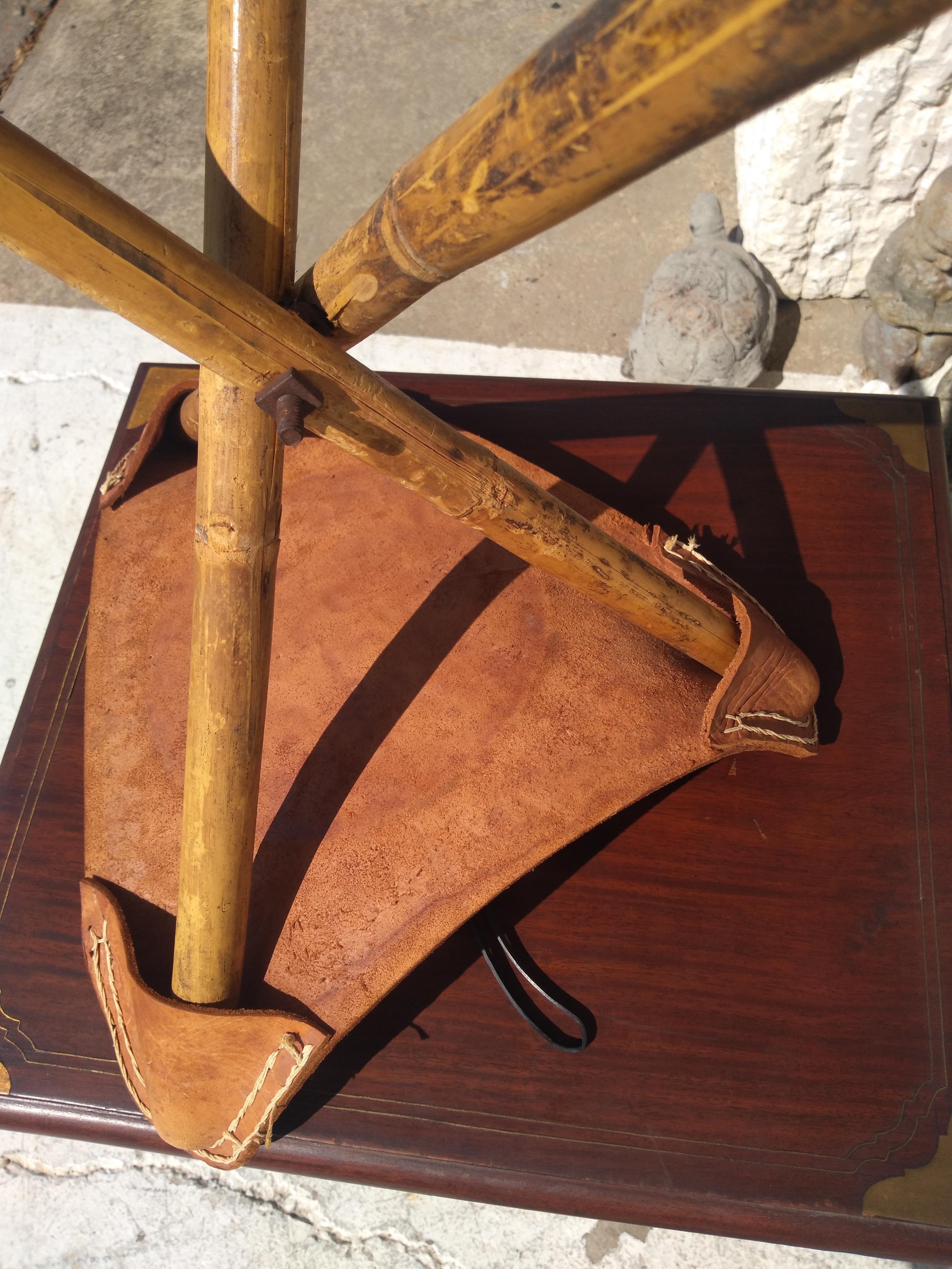 Si tratta di uno sgabello artigianale proveniente dal Messico. È realizzato in pelle di bambù. Il sedile in pelle è lavorato a mano. La base è in bambù e forma un treppiede. Il bambù scivola nelle tasche sotto la seduta per formare lo sgabello. Si