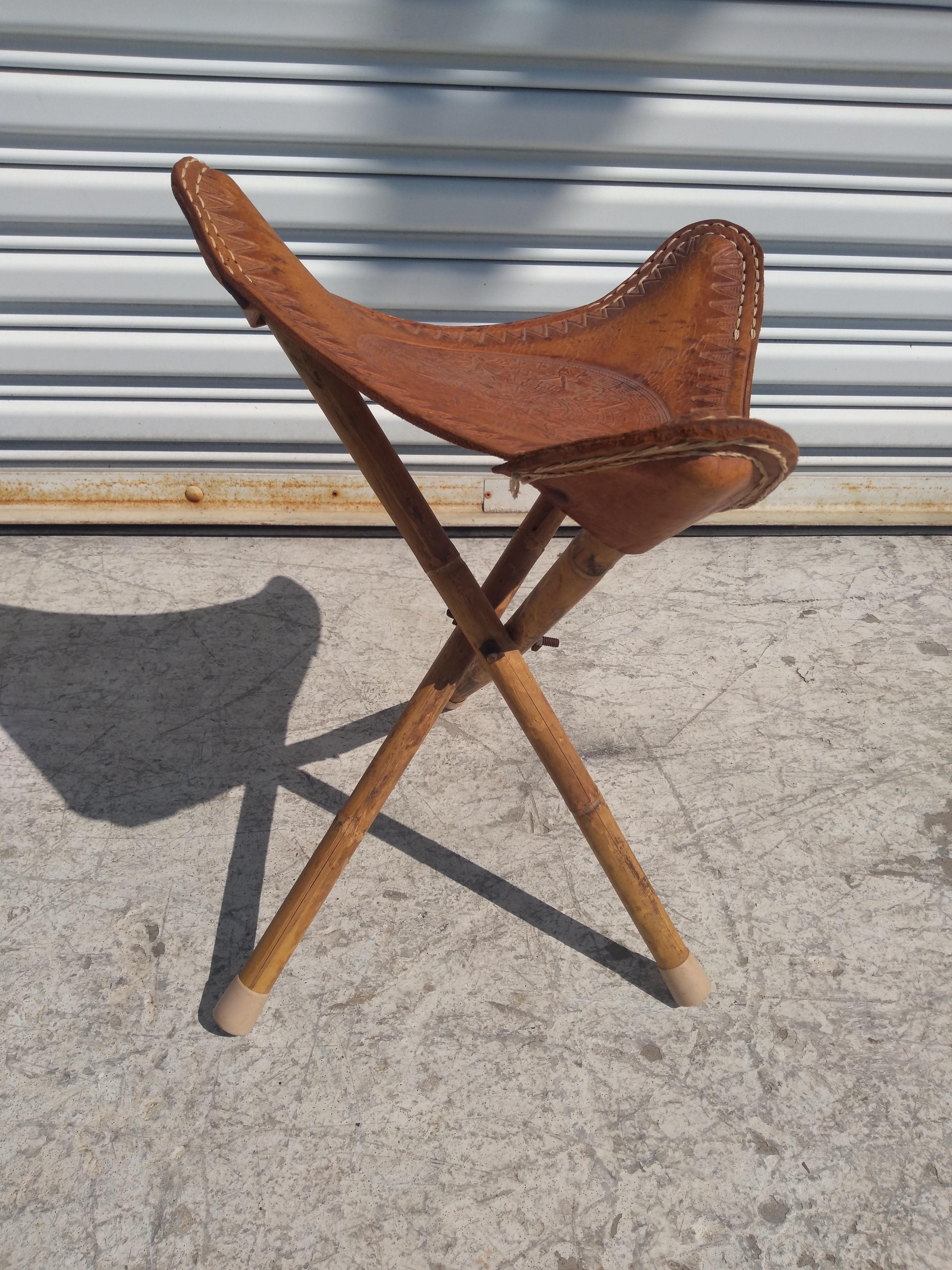 Messicano Sgabello treppiede messicano vintage in bambù e pelle in vendita