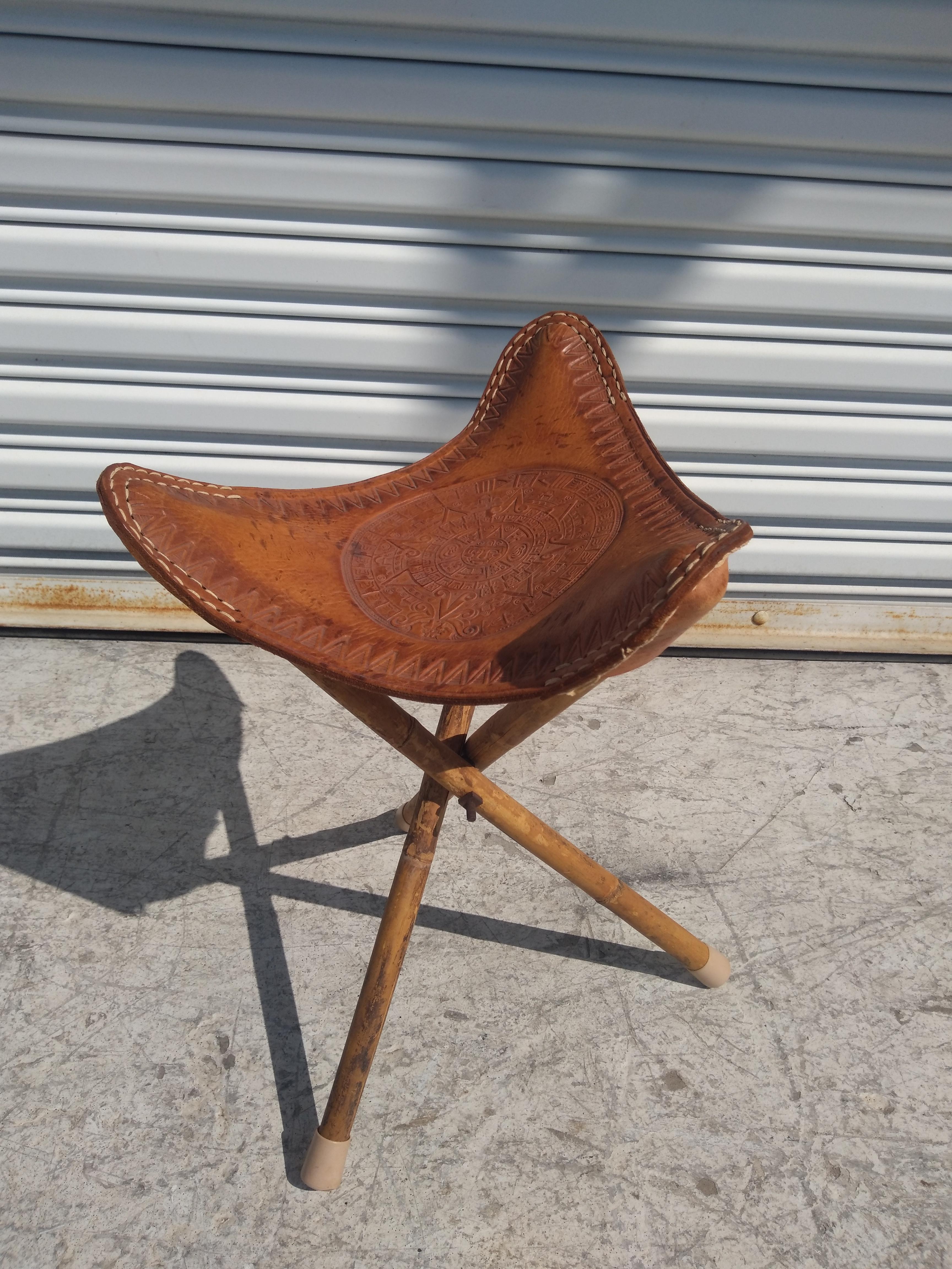 Fatto a mano Sgabello treppiede messicano vintage in bambù e pelle in vendita