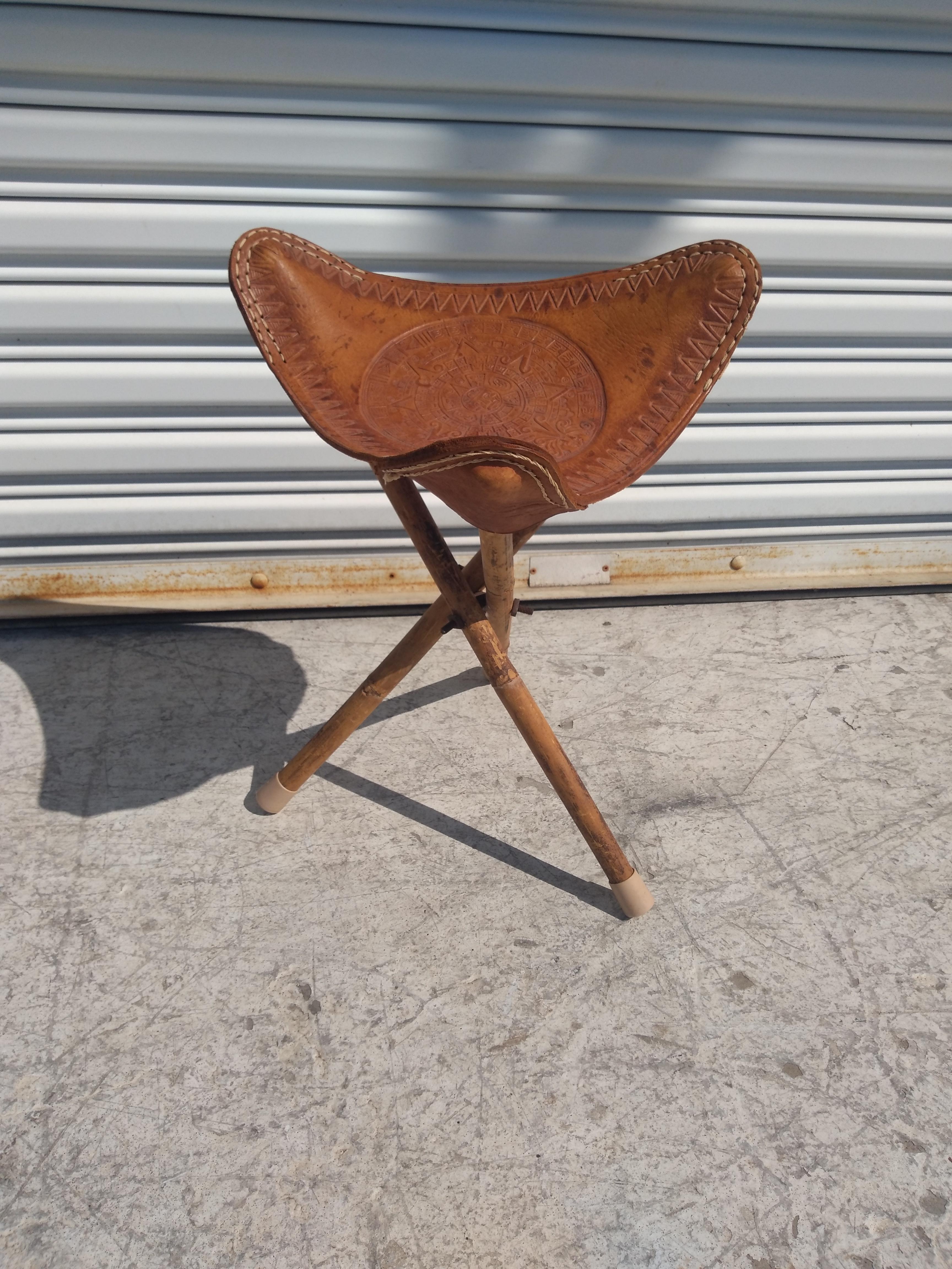 Sgabello treppiede messicano vintage in bambù e pelle In condizioni buone in vendita a Pasadena, TX