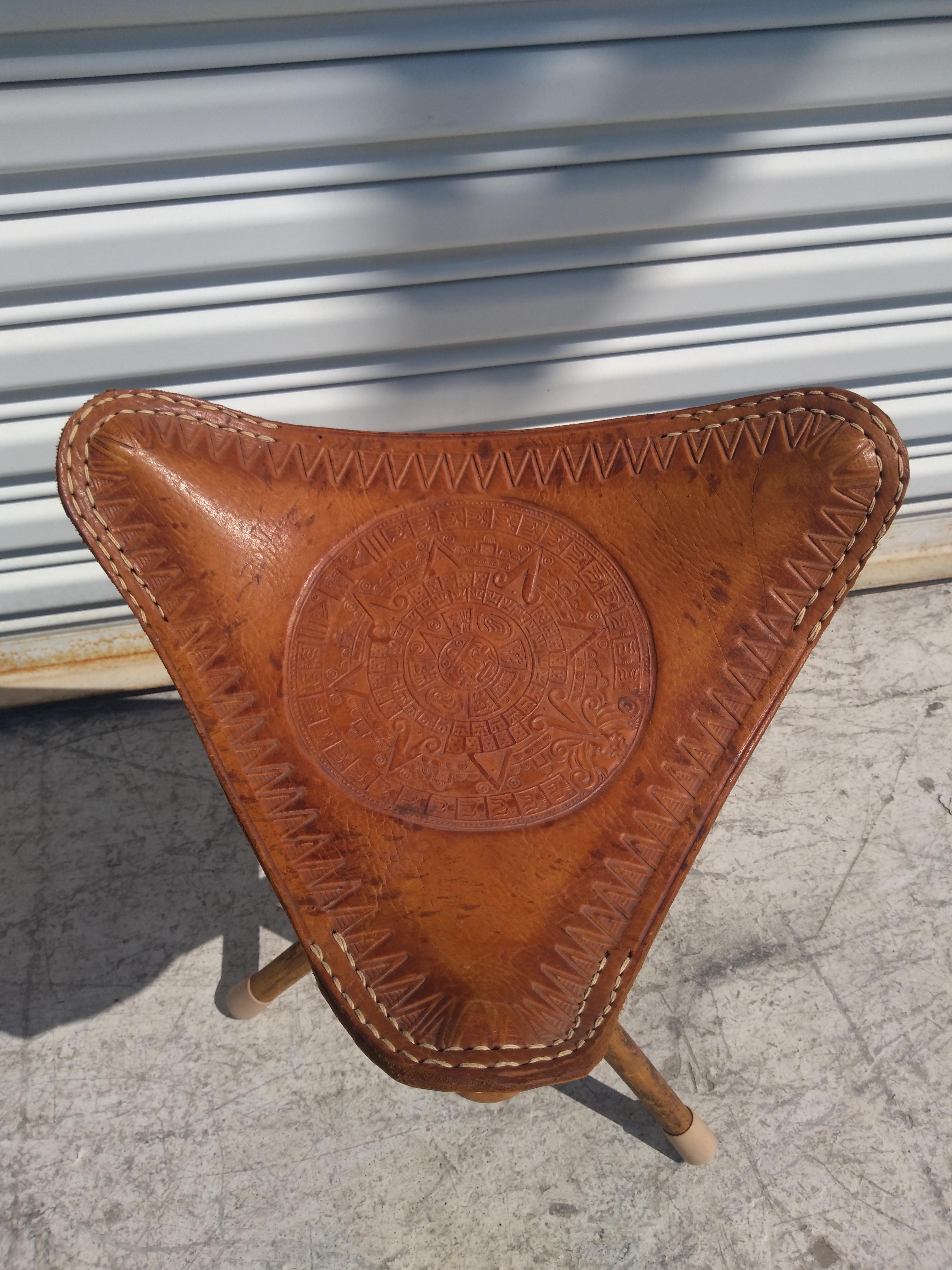 XX secolo Sgabello treppiede messicano vintage in bambù e pelle in vendita