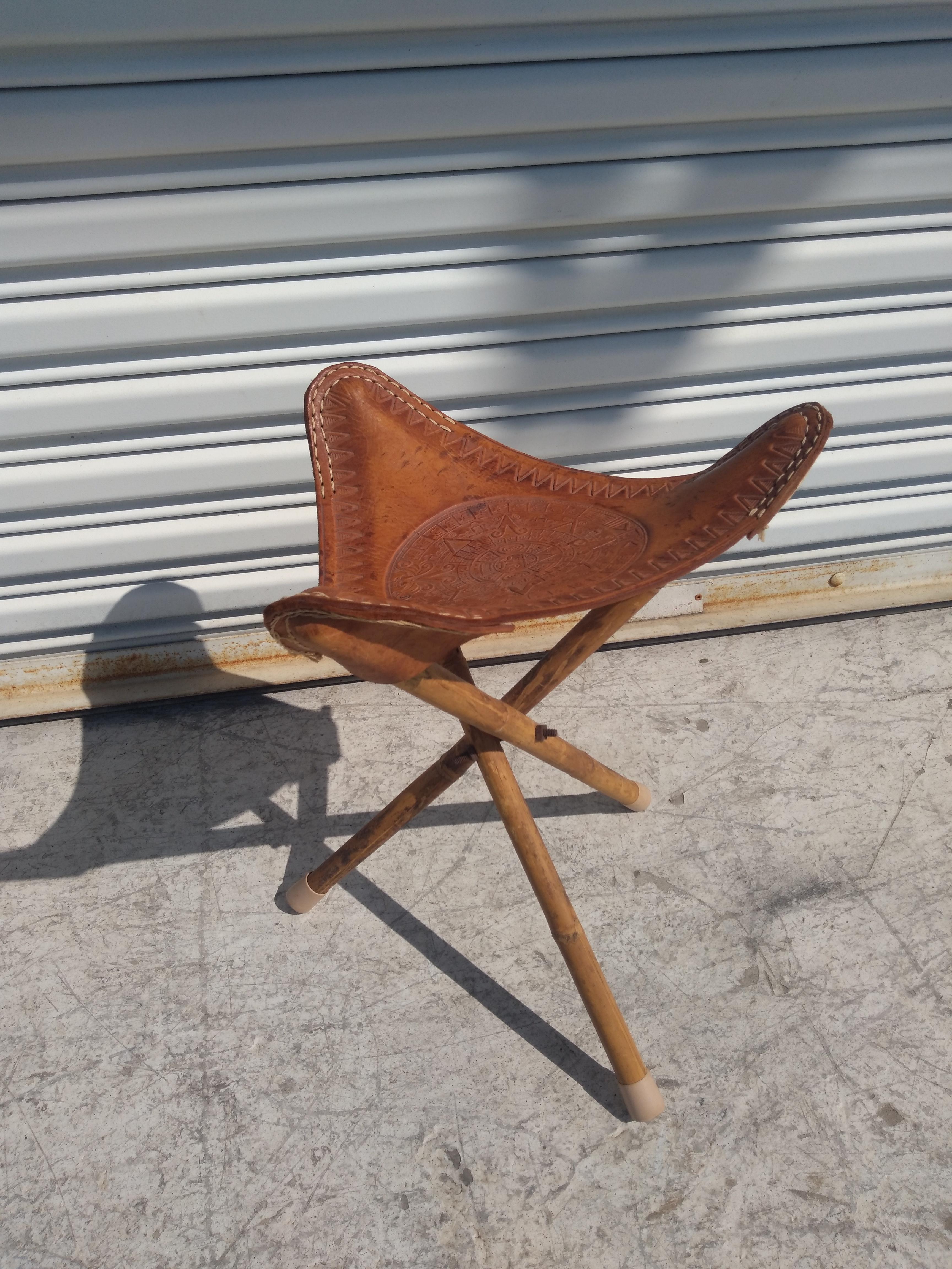 Pelle Sgabello treppiede messicano vintage in bambù e pelle in vendita
