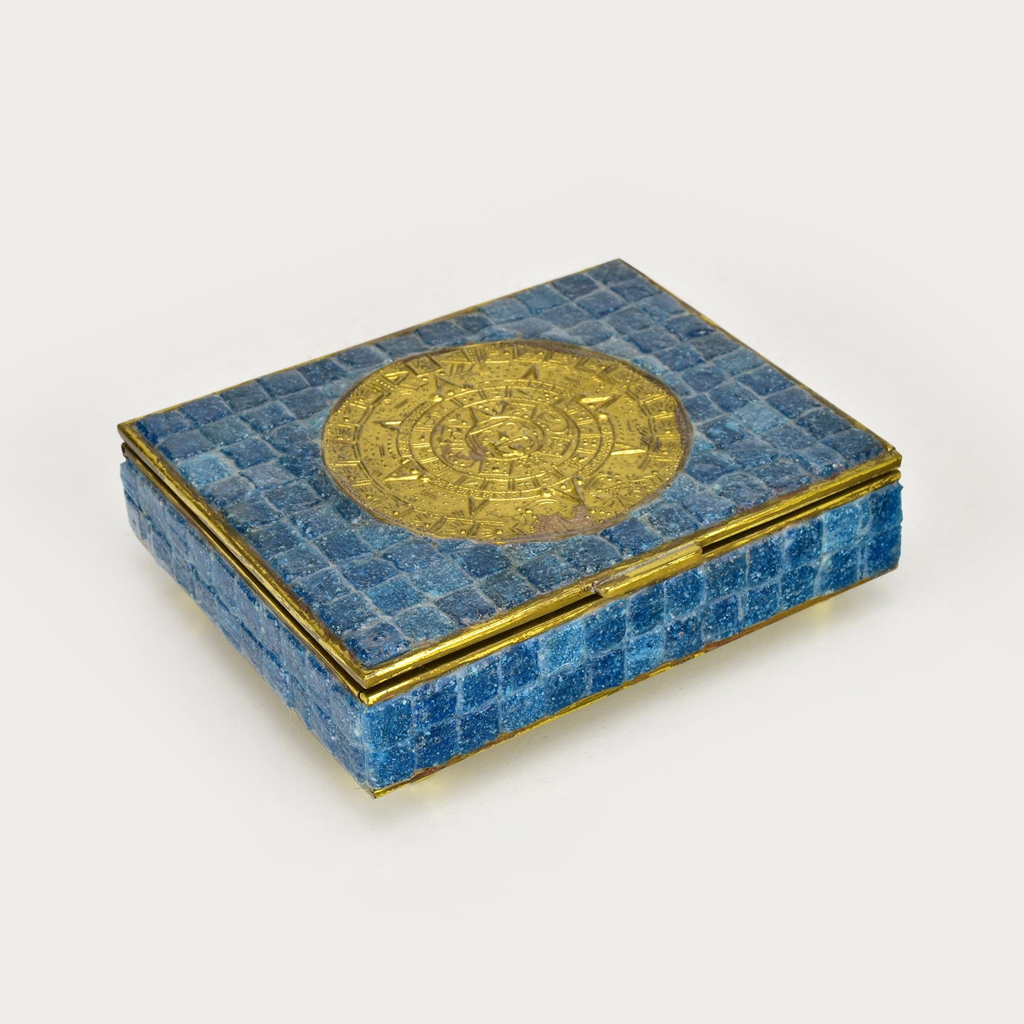 Caja Mexicana Vintage con Mosaico de Vidrio Azul y Ornamentación de Metal Dorado Moderno de mediados de siglo