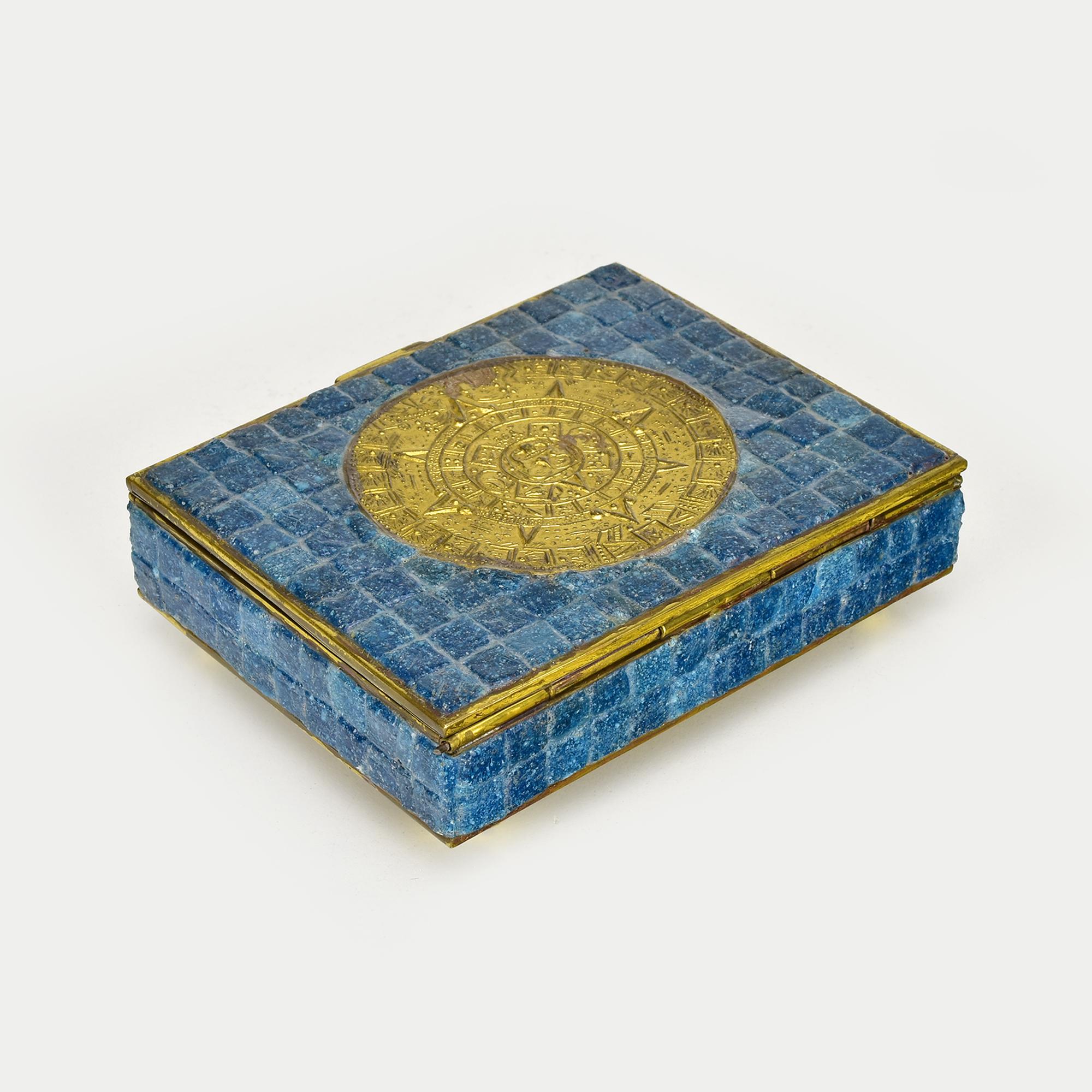 Caja Mexicana Vintage con Mosaico de Vidrio Azul y Ornamentación de Metal Dorado Alemán