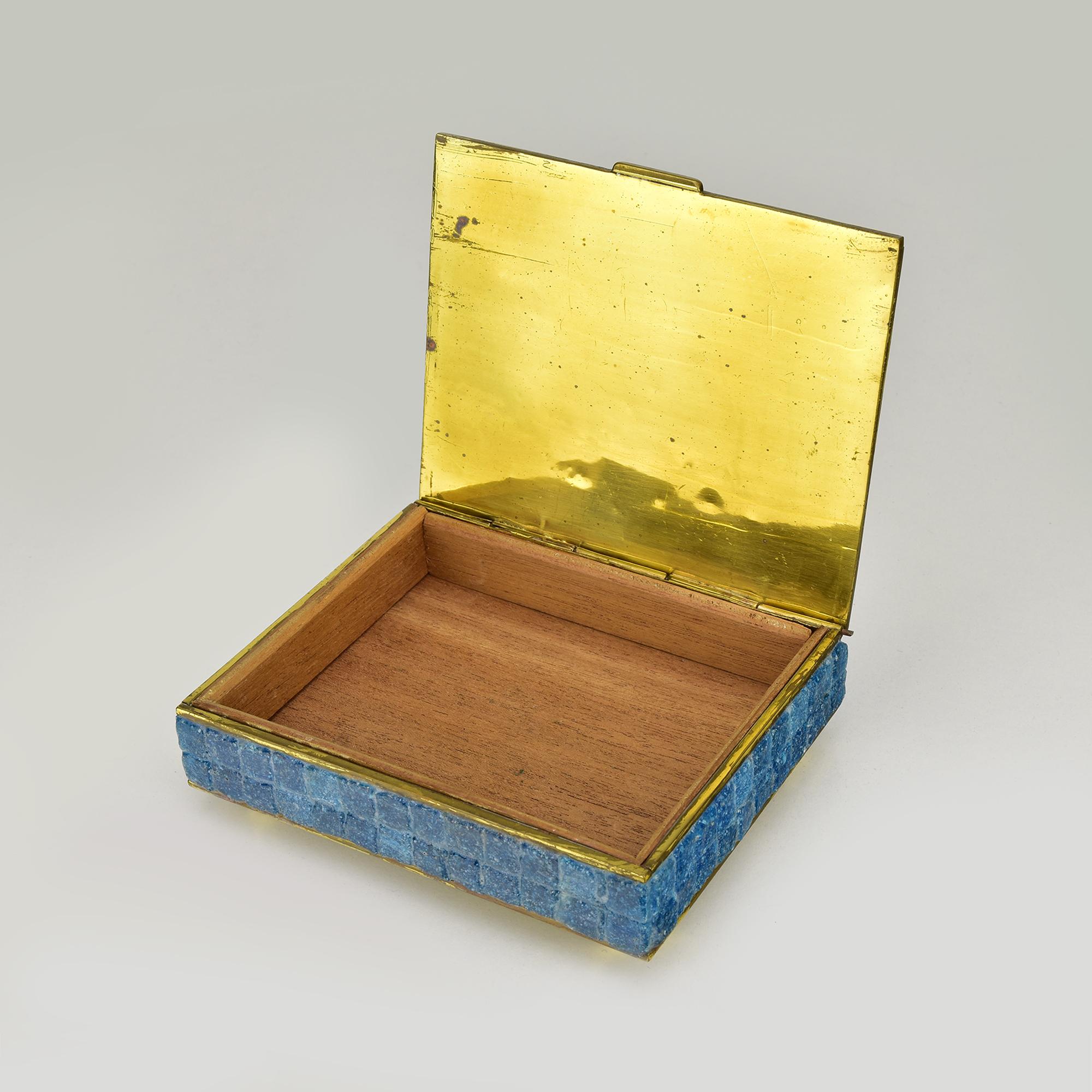 Caja Mexicana Vintage con Mosaico de Vidrio Azul y Ornamentación de Metal Dorado en Bueno Estado en Bad Säckingen, DE