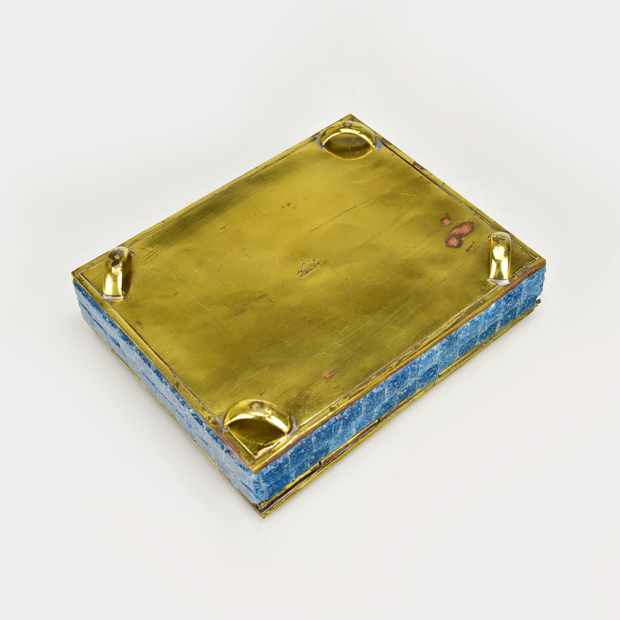 Caja Mexicana Vintage con Mosaico de Vidrio Azul y Ornamentación de Metal Dorado mediados del siglo XX