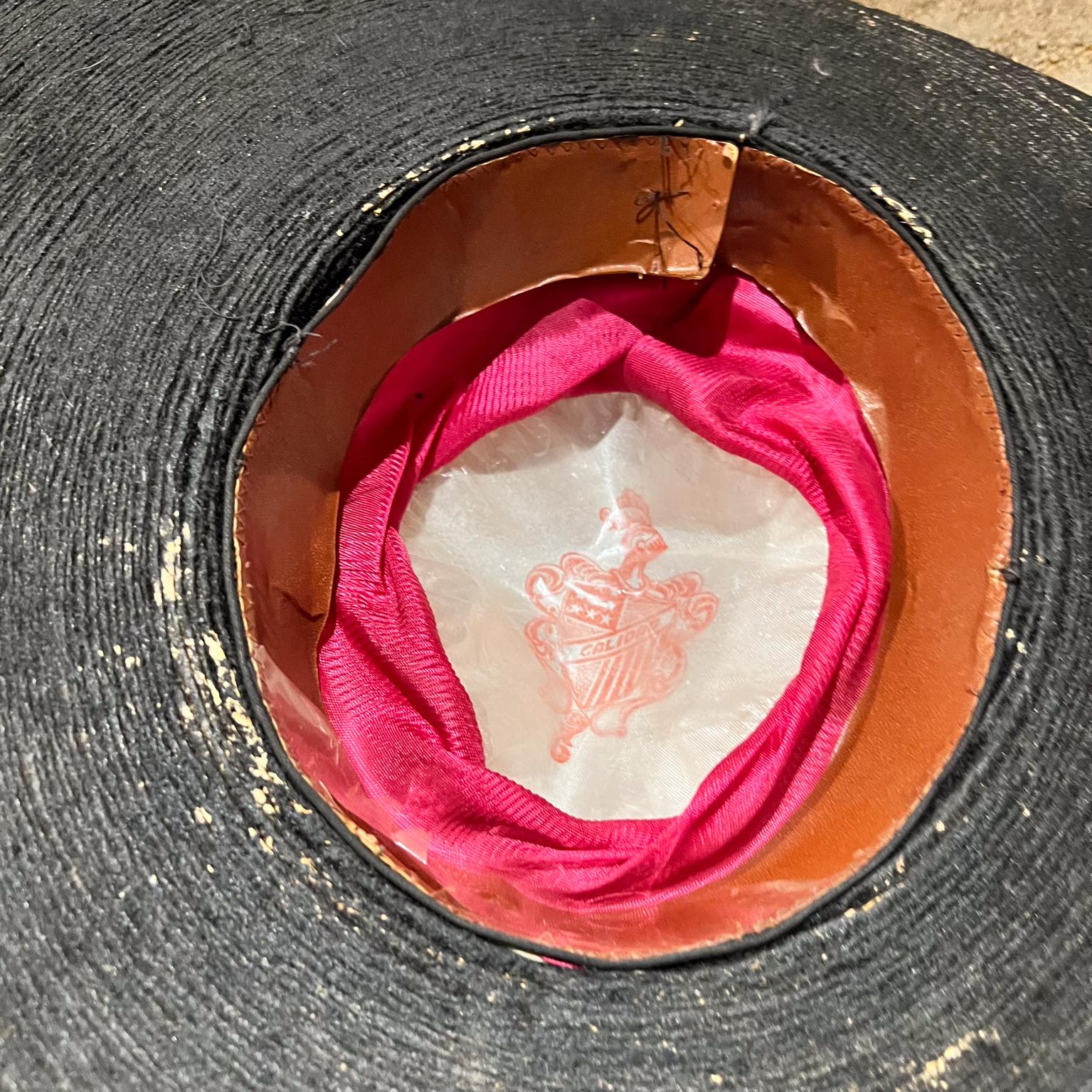 Es lebe Mexiko! Dekorativer mexikanischer Charro Mariachi Sombrero Hut
21 T x 24 B x 7 H Etwa 7 3/4
Gebrauchter Vintage-Zustand in Top-Qualität.
Einige Fäden sind lose.
Siehe alle Bilder