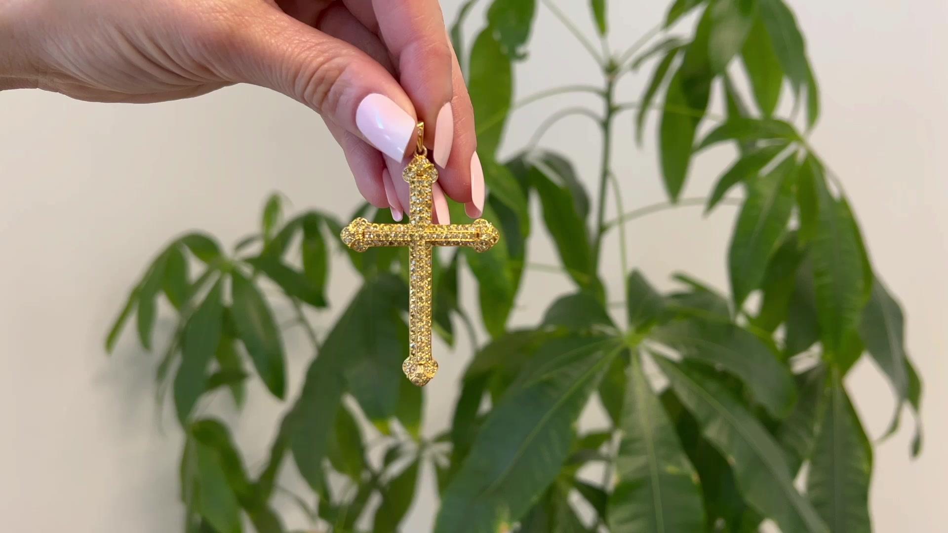 Ein Vintage Mexican Fancy Color Diamond 14 Karat Gelbgold Kreuz Anhänger. Mit 133 einzeln geschliffenen Diamanten von insgesamt ca. 1,70 Karat, bräunlich gelb, SI-Reinheit. 14 Karat Gelbgold mit mexikanischem Feingehalt. Um 2000. Der Anhänger ist 2