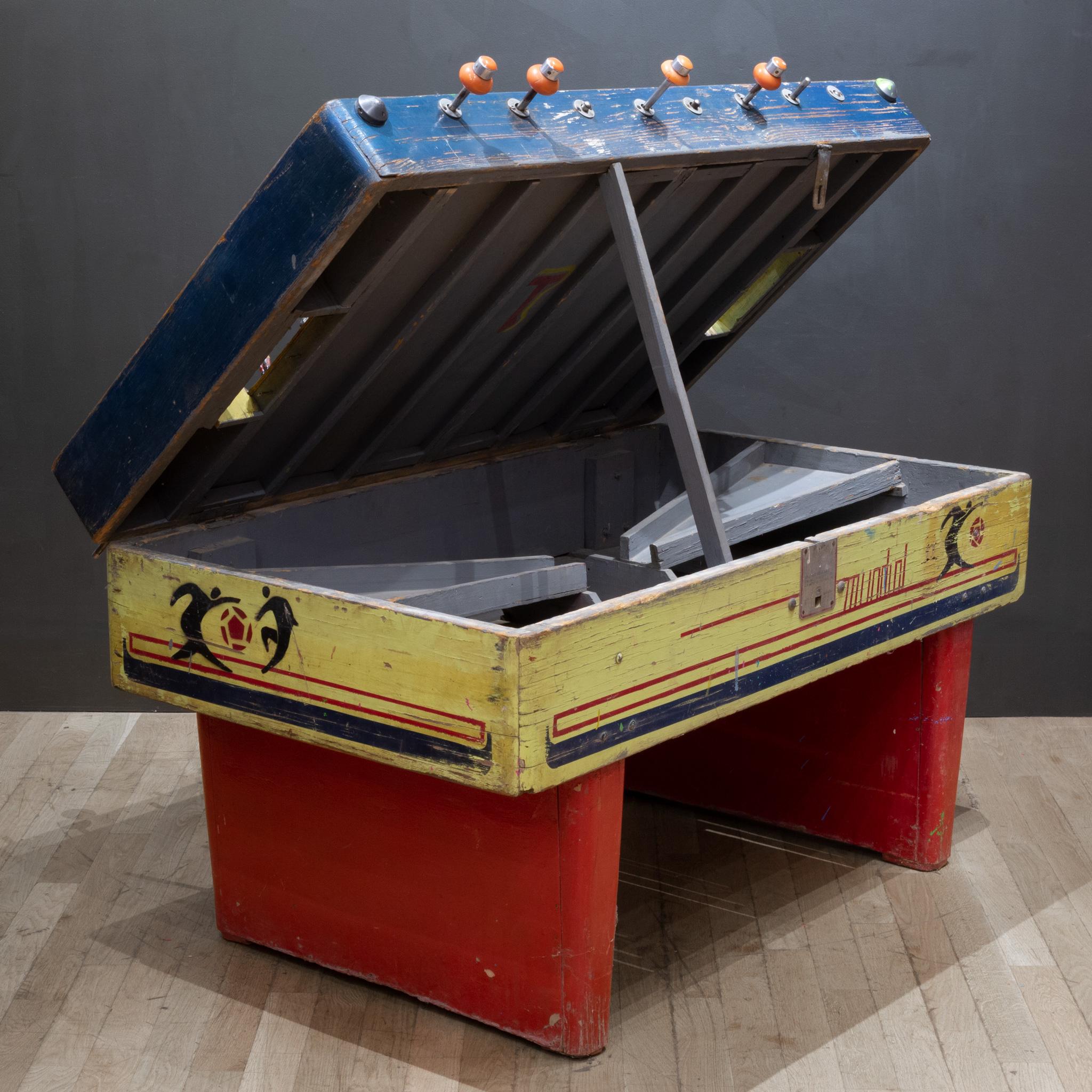 Futbolín mexicano vintage con jugadores de metal, circa 1940-1970 en venta 2