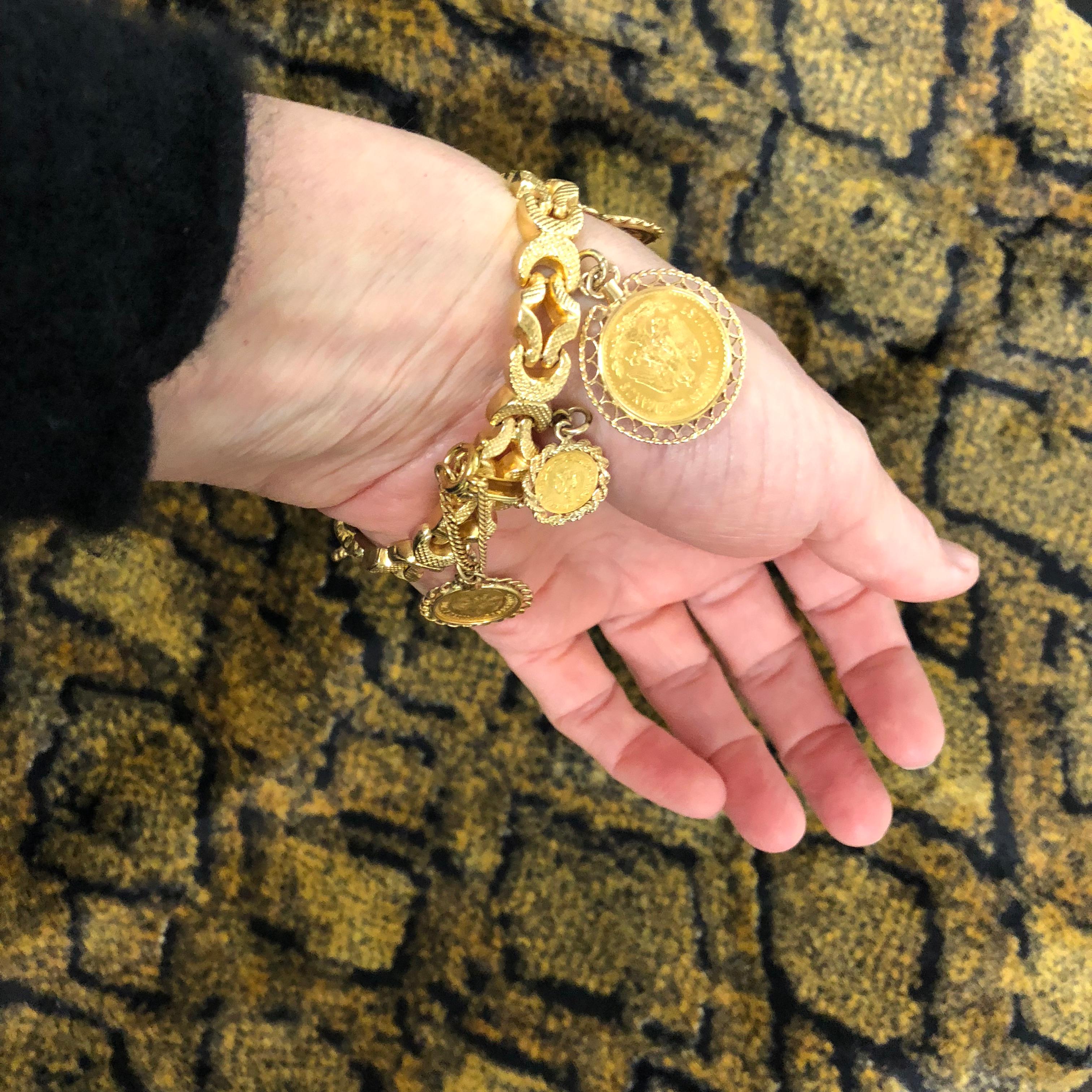 Vintage Mexican Gold Coins Seven Charms Bracelet In Good Condition In Agoura Hills, CA