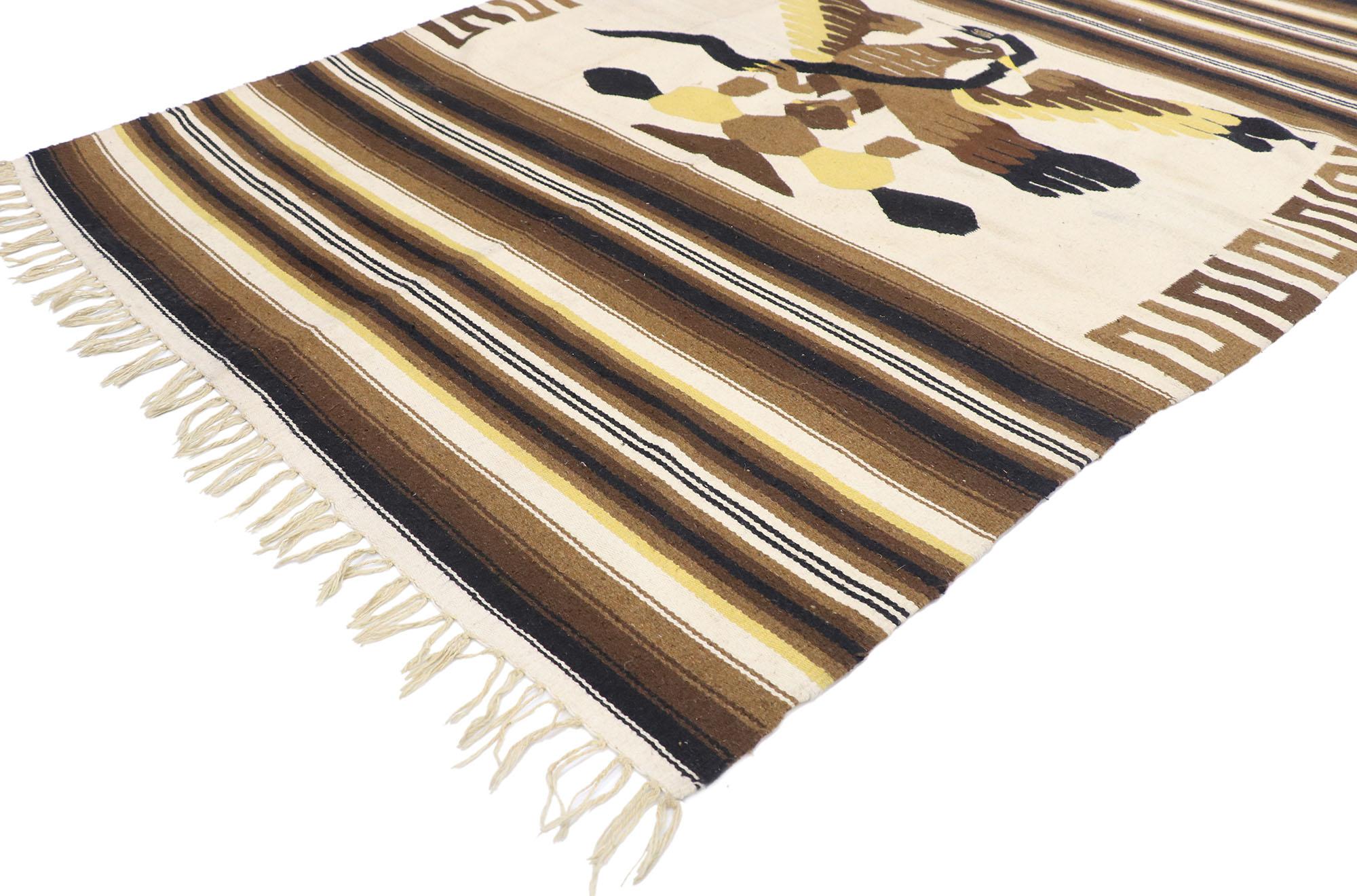 77802, tapis vintage mexicain Kilim Serape Blanket avec style tribal. Avec son design expressif et audacieux, ses détails et sa texture incroyables, cette couverture Kilim Serape mexicaine vintage en laine tissée à la main est une vision captivante