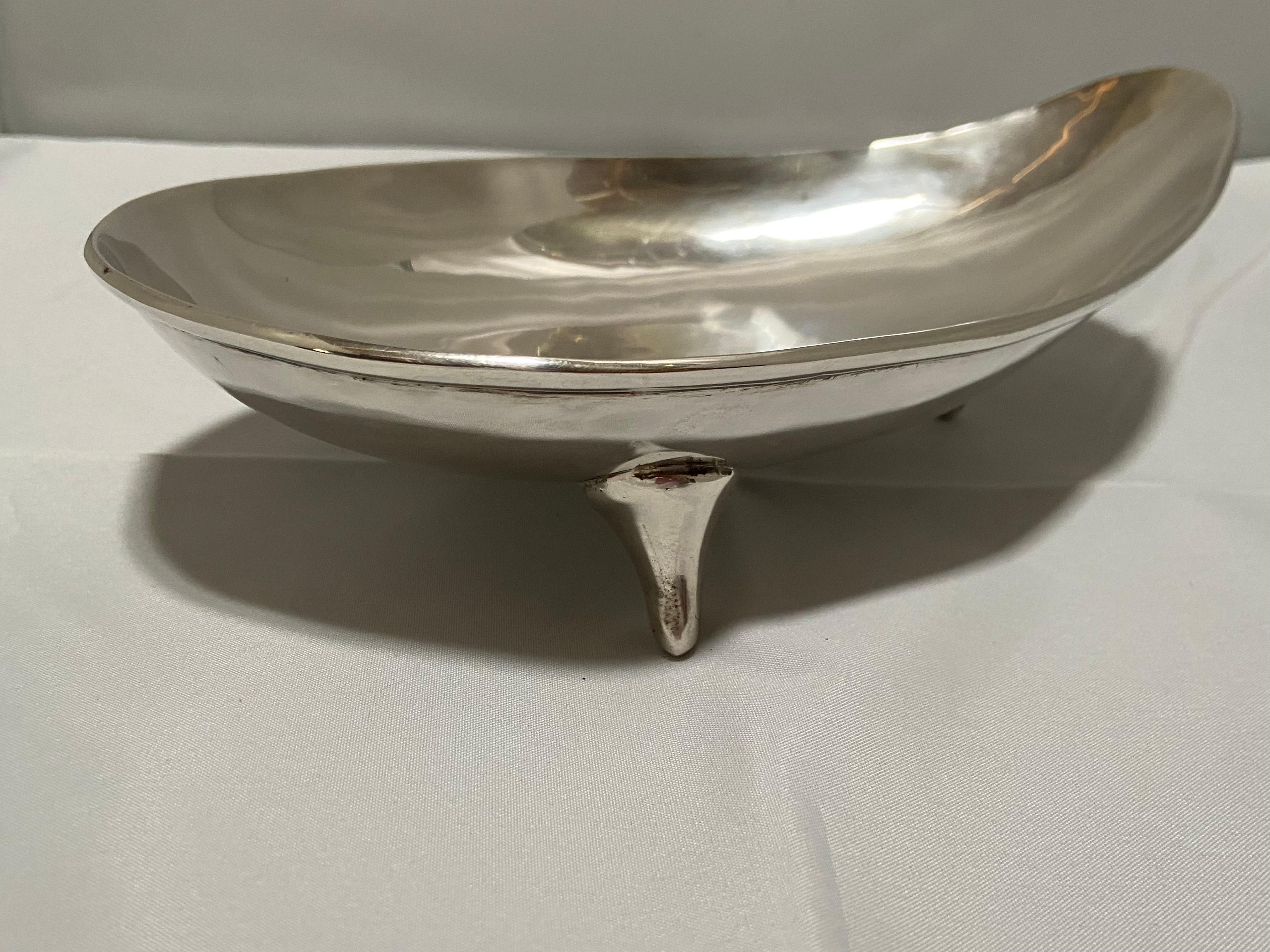A vintage, Mid-Century Modern Mexican Sterling Silver three footed dish or bowl by the maker, C. Zurita. With a nod to the eponymous design firm of Georg Jensen, this Modernist style dish has flowing lines and a chic design. Marked on the bottom.