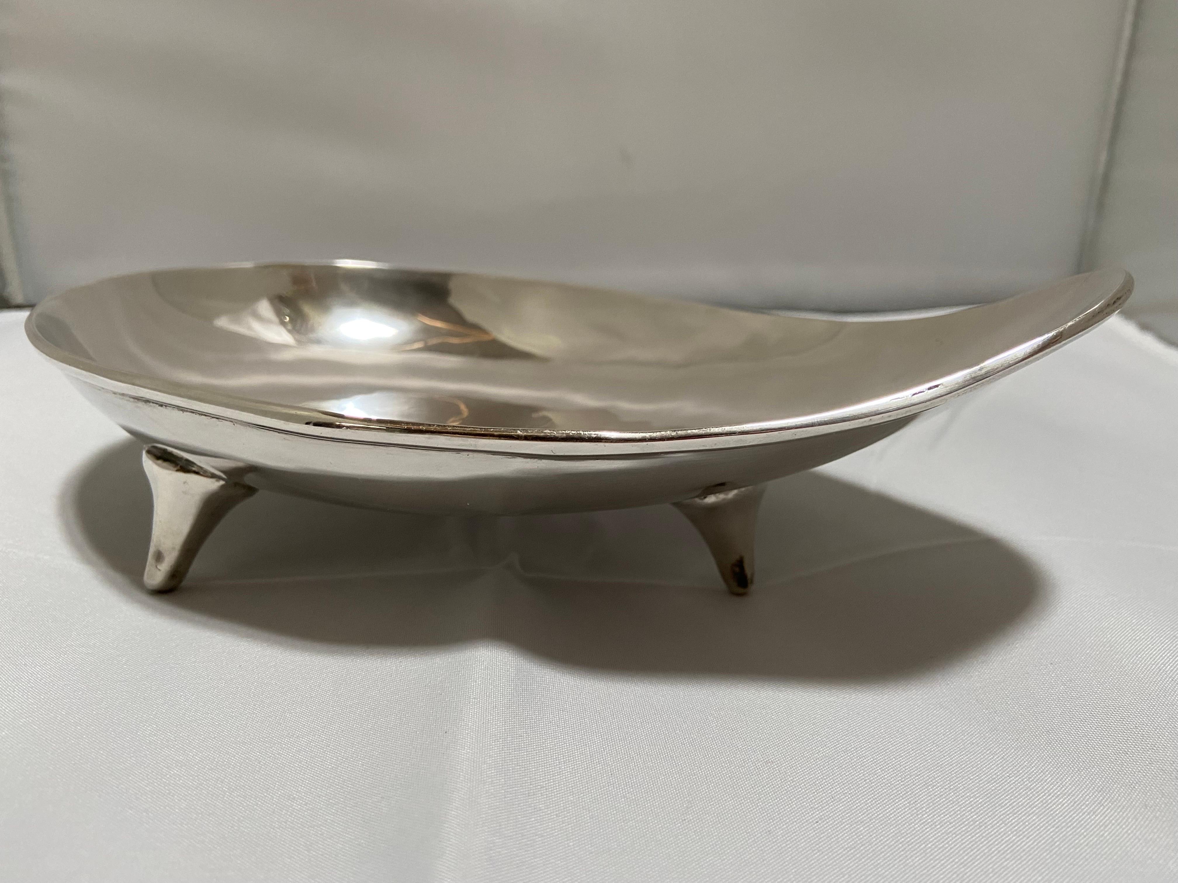 Hand-Crafted Vintage Mexican Mid-Century Modern Sterling Silver Footed Bowl or Dish by Zurita For Sale