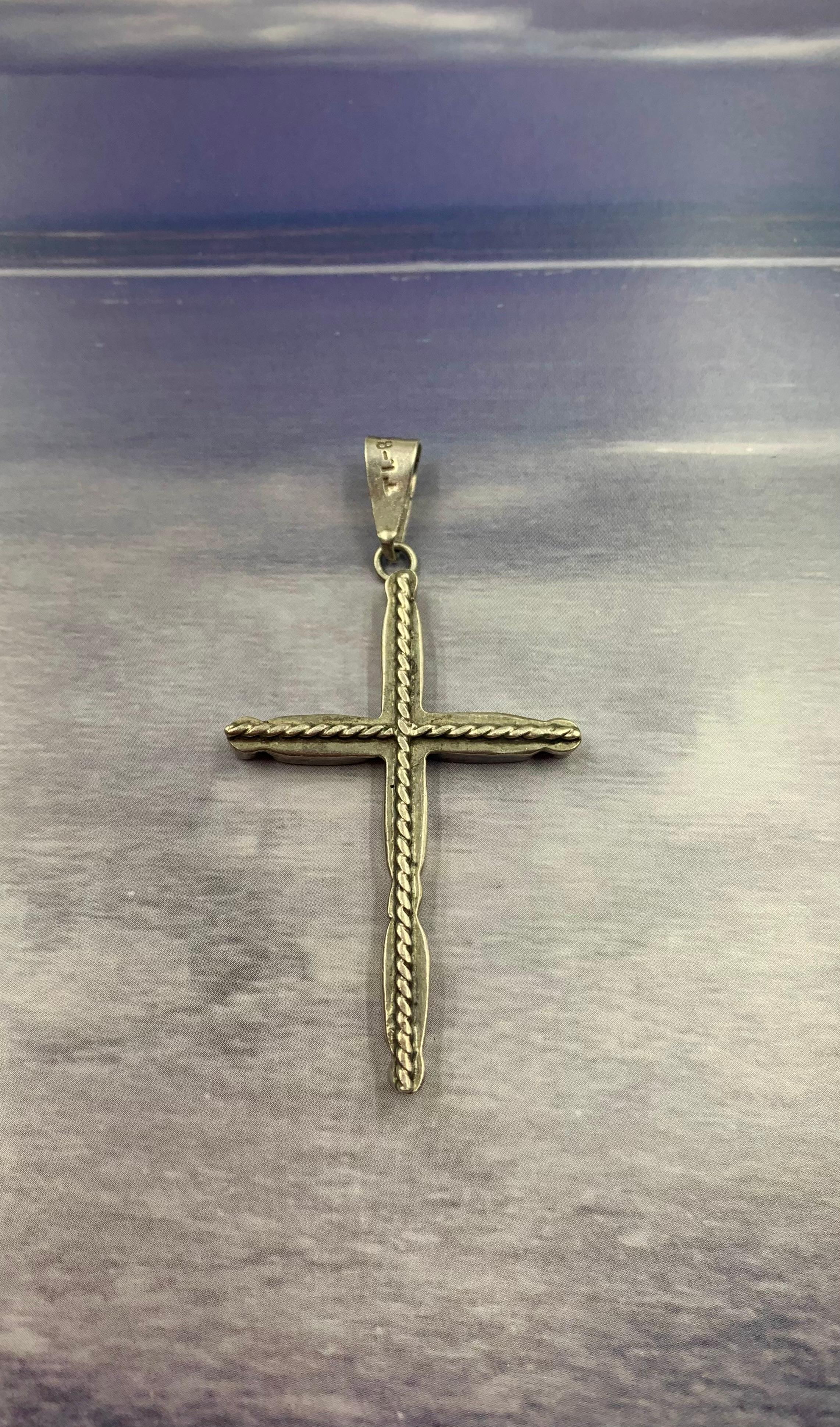 Mexican Modernist double sided sterling silver cross inlaid with malachite, carnelian and lapis lazuli
20th Century
This finely crafted double sided cross is composed of oval and circular gemstone inlaid panels on one side and a shaped design with
