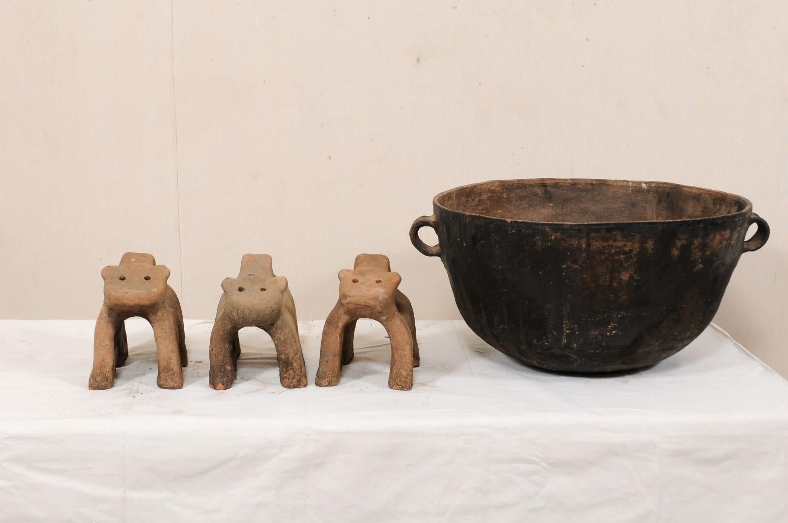 Vintage Mexican Mole Cooking Pot with 'Fire-Dog' Feet For Sale 1