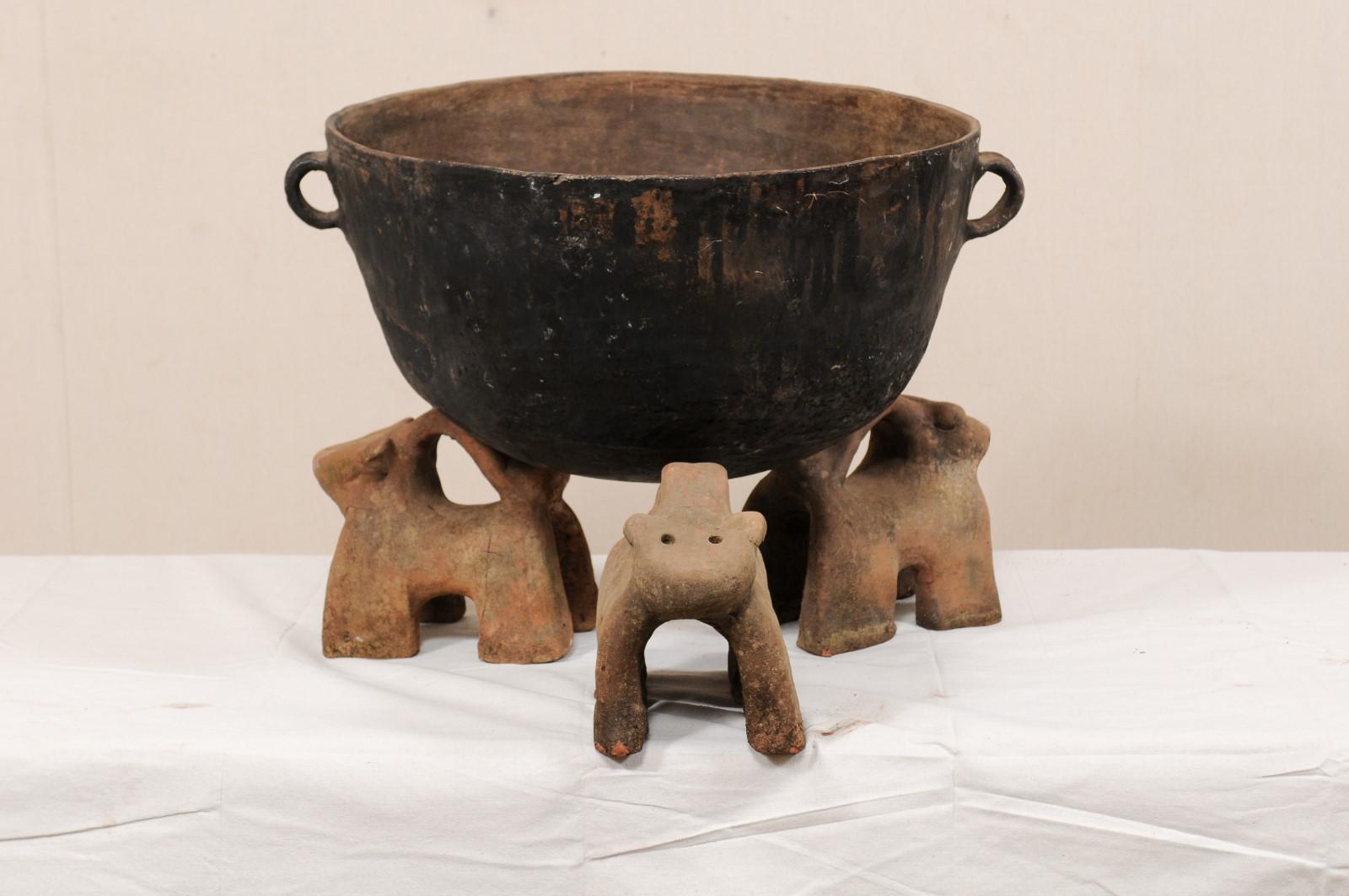 Vintage Mexican Mole Cooking Pot with 'Fire-Dog' Feet In Good Condition For Sale In Atlanta, GA