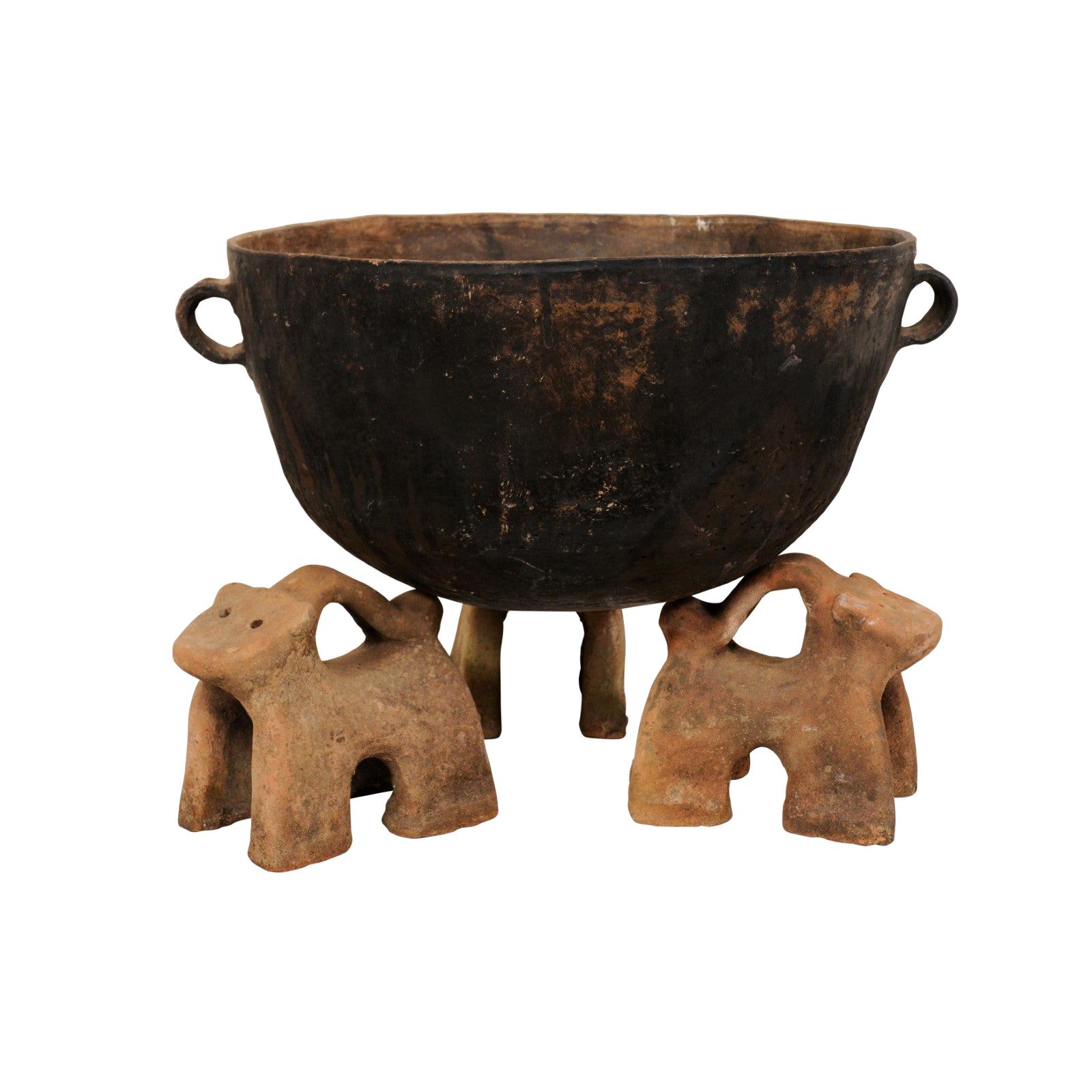 Vieux pot de cuisine mexicain en forme de molécule avec pieds en forme de "corbeille" en vente