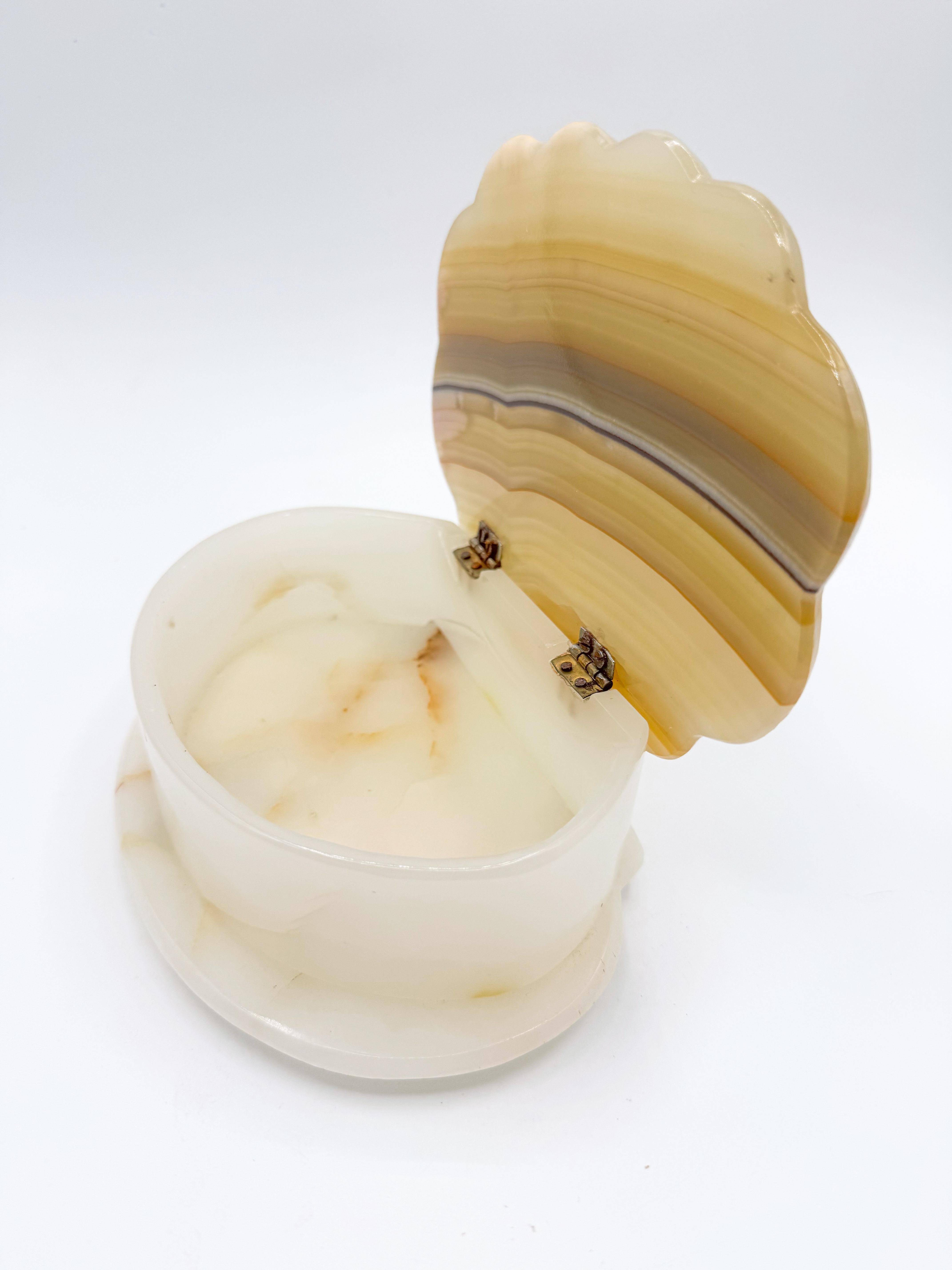 Organic Modern Vintage Mexican Onyx Shell-Shaped Lidded Trinket Box Mid Century 1970s For Sale