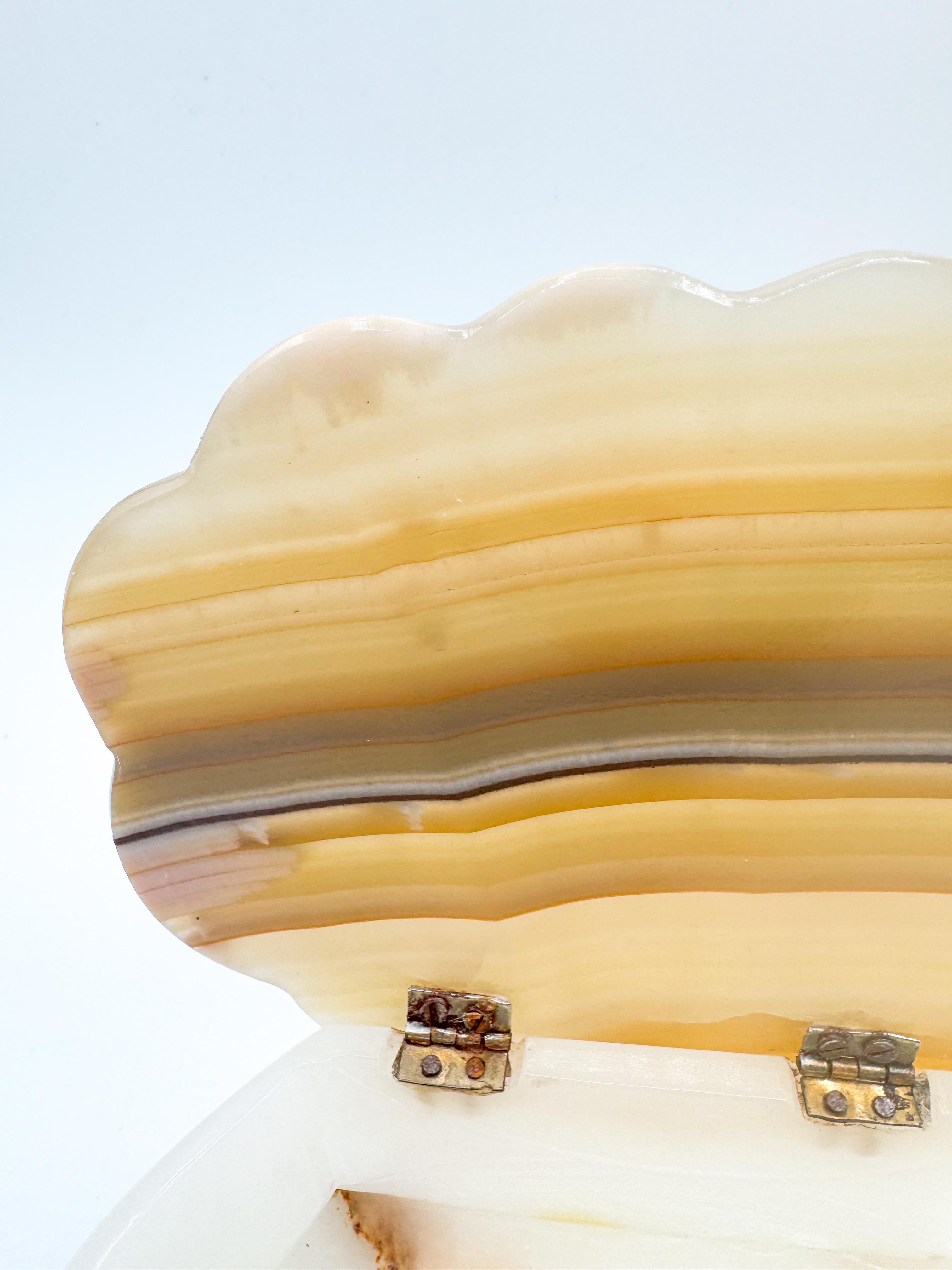 Vintage Mexican Onyx Shell-Shaped Lidded Trinket Box Mid Century 1970s In Fair Condition For Sale In Toronto, CA