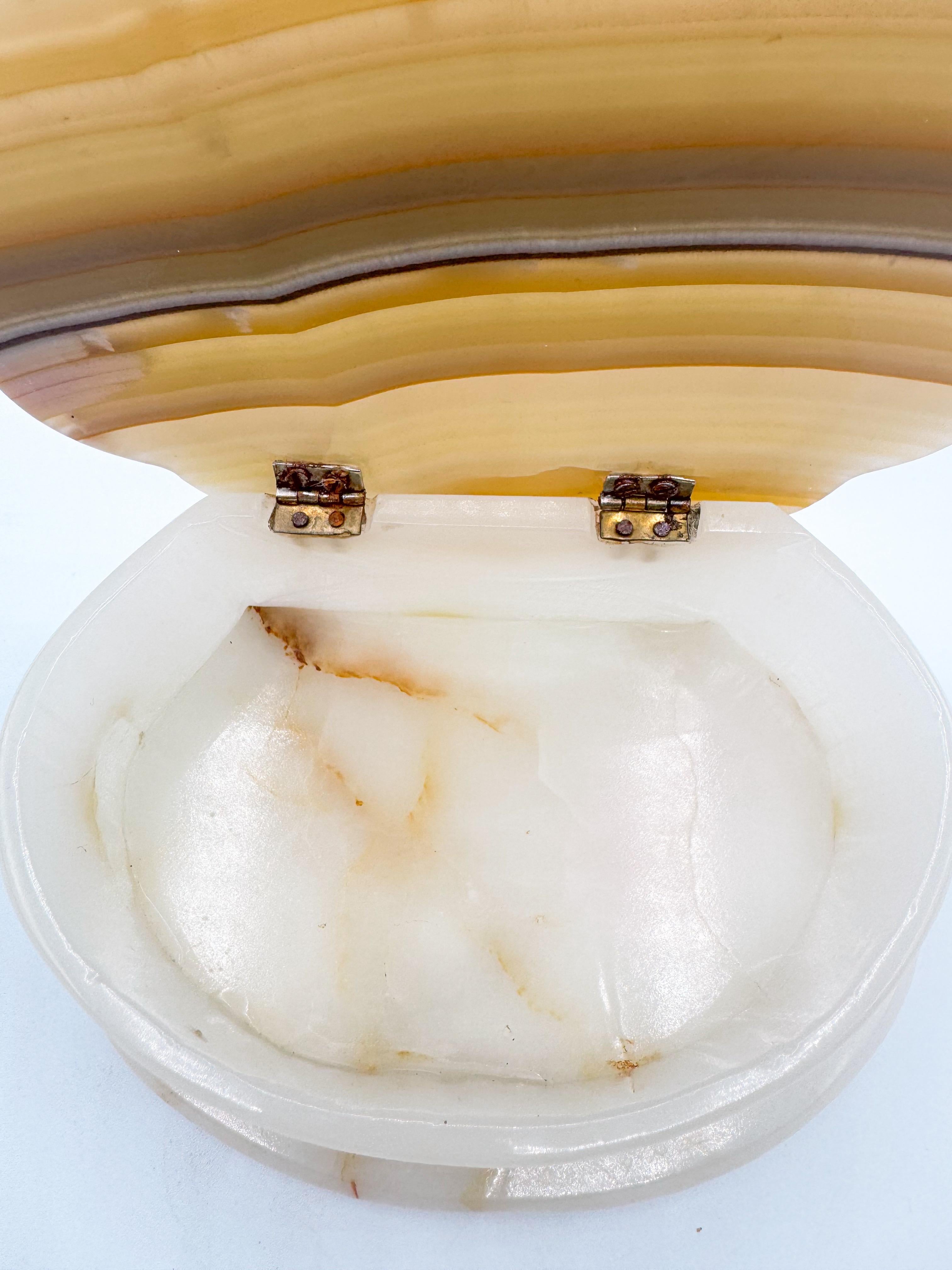 Vintage Mexican Onyx Shell-Shaped Lidded Trinket Box Mid Century 1970s For Sale 3