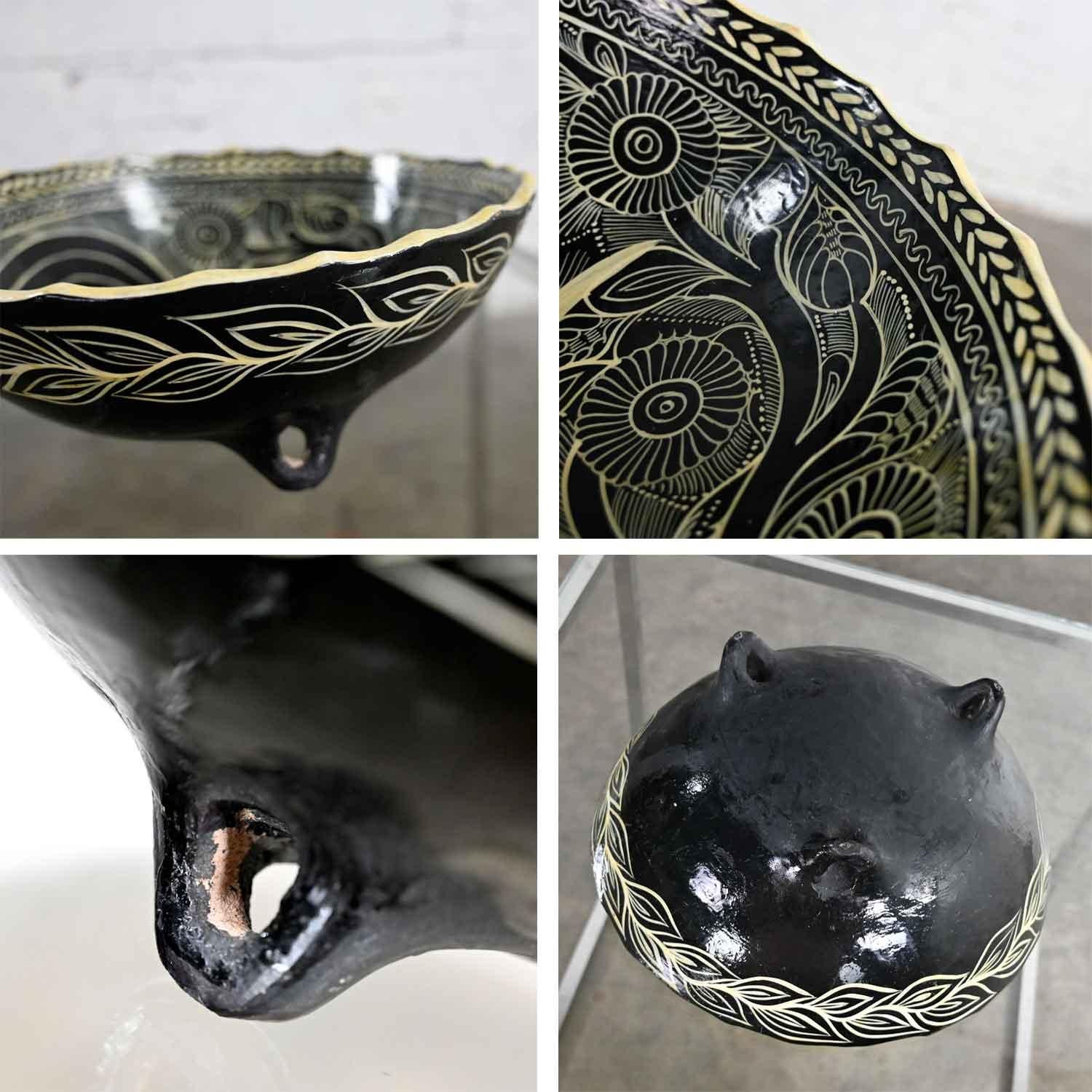 Vintage Mexican Pottery Black & White Fantasia Design Tri-Leg Fluted Bowl 1