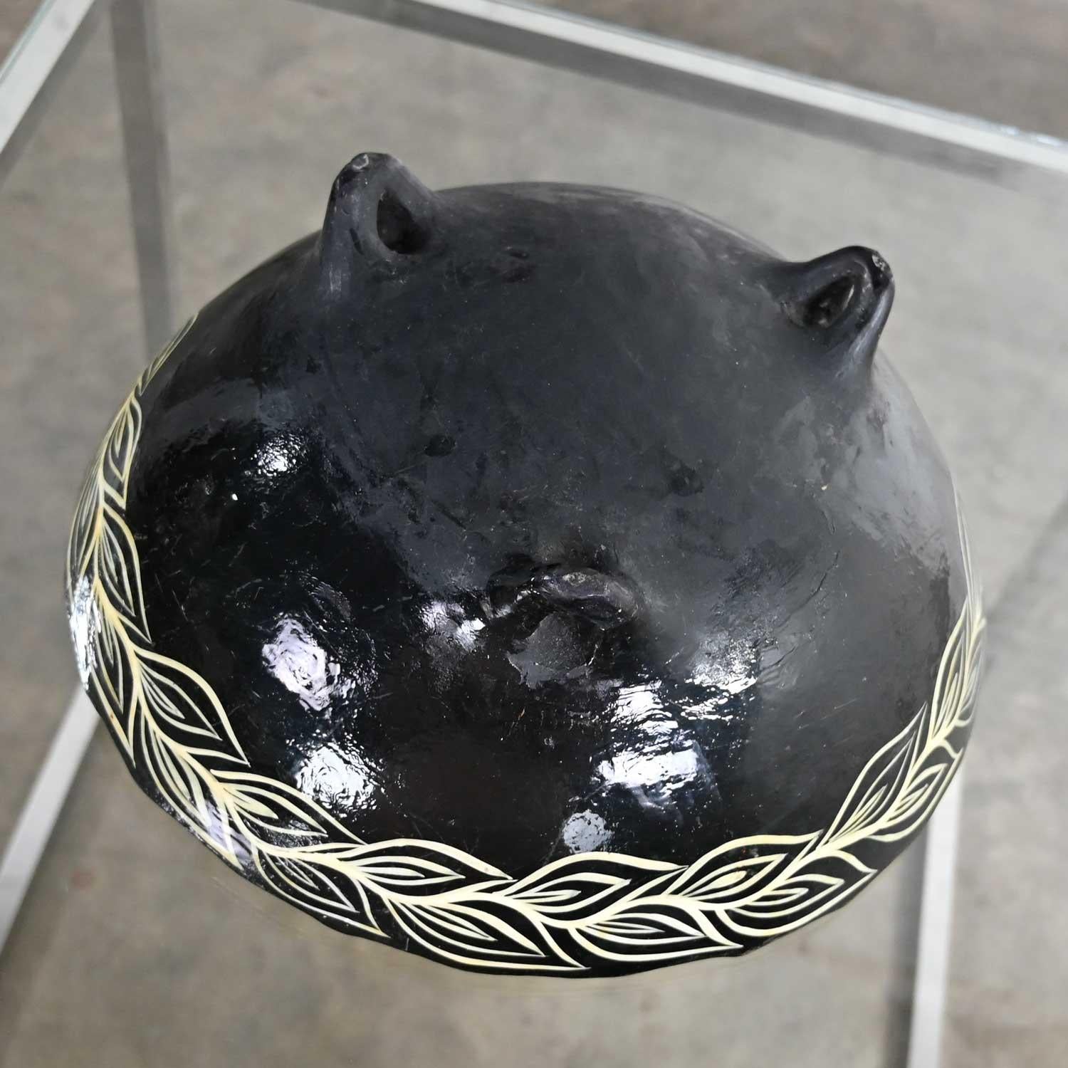 Vintage Mexican Pottery Black & White Fantasia Design Tri-Leg Fluted Bowl 3