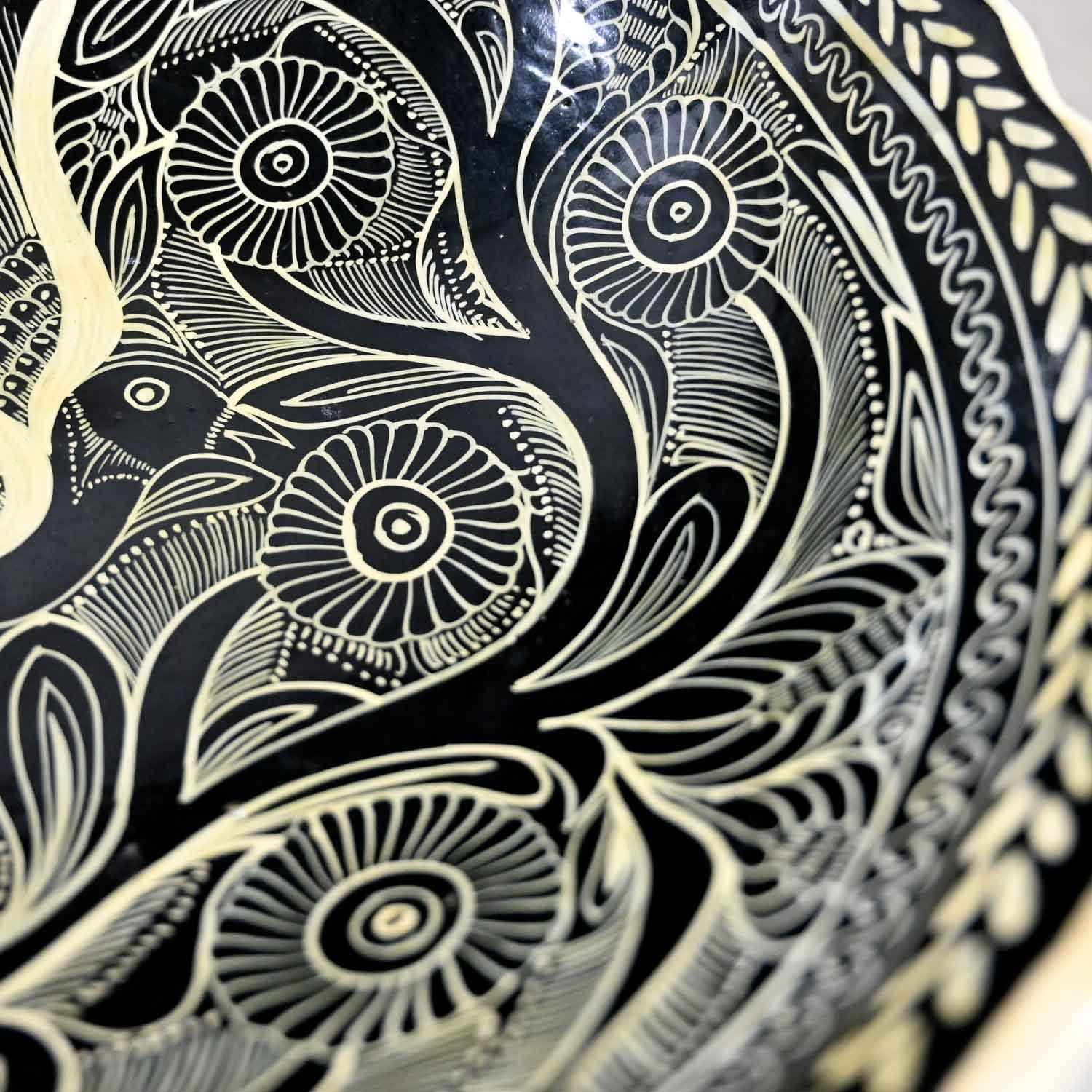 Vintage Mexican Pottery Black & White Fantasia Design Tri-Leg Fluted Bowl 4