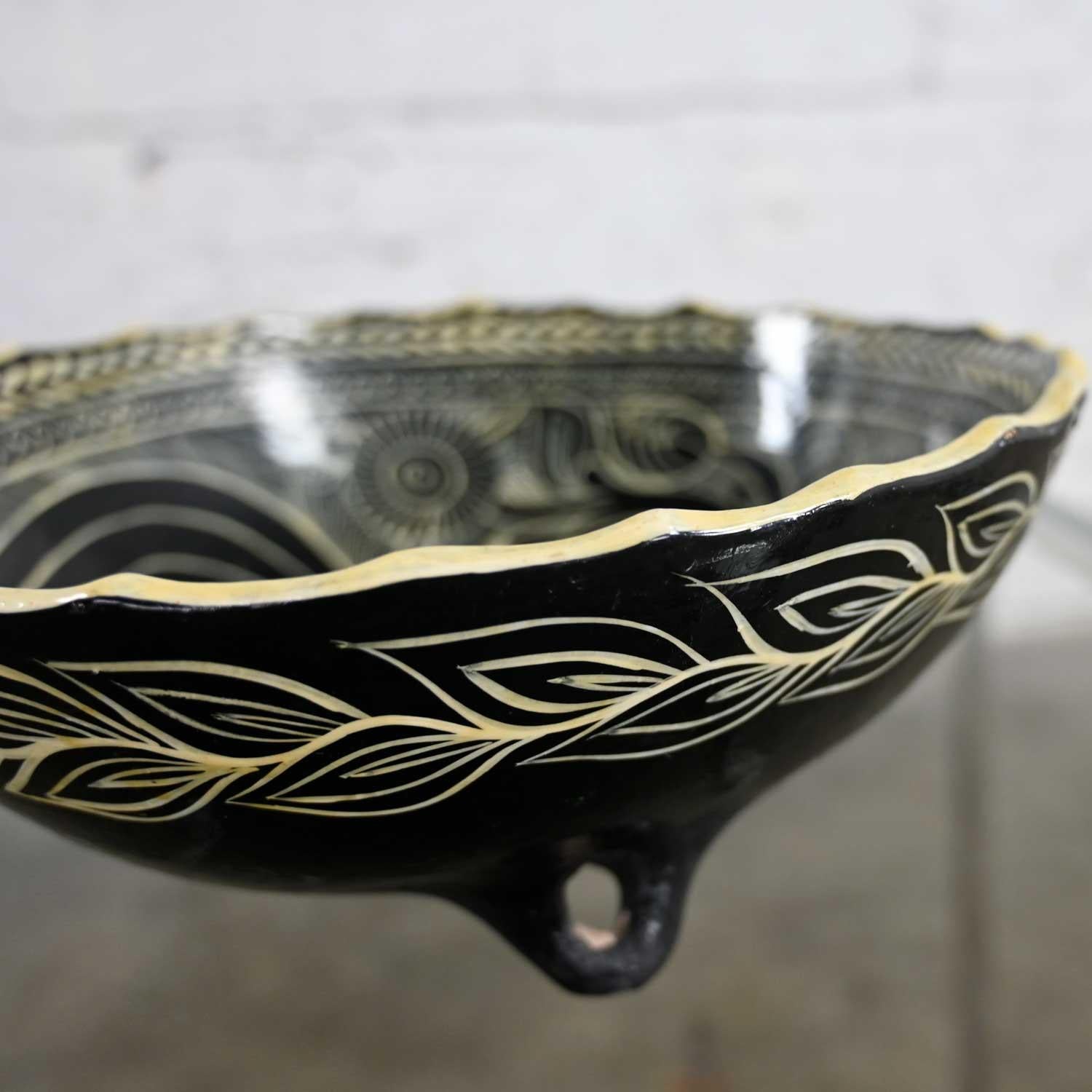 Vintage Mexican Pottery Black & White Fantasia Design Tri-Leg Fluted Bowl 9