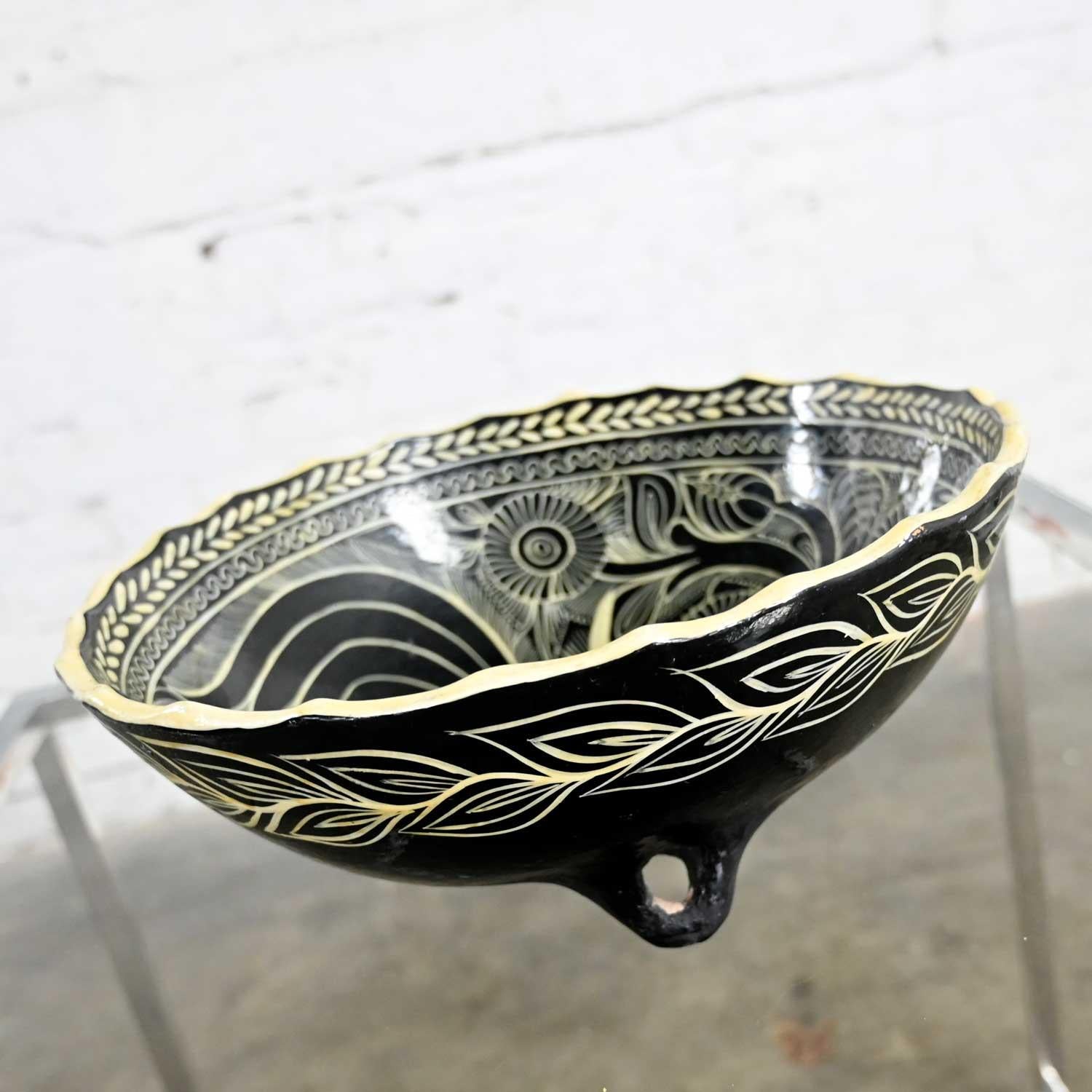 Vintage Mexican Pottery Black & White Fantasia Design Tri-Leg Fluted Bowl 11