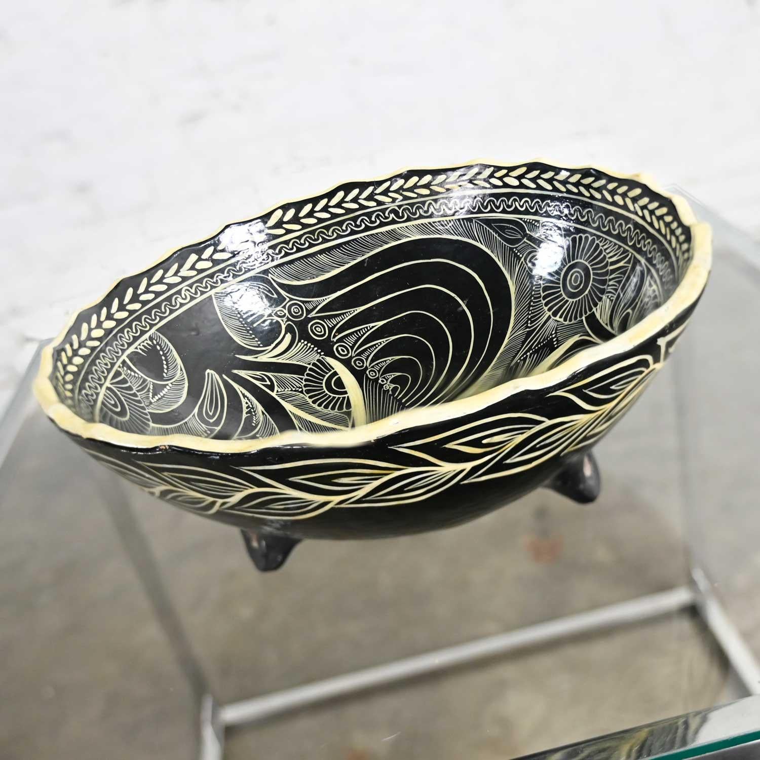 Vintage Mexican Pottery Black & White Fantasia Design Tri-Leg Fluted Bowl In Good Condition In Topeka, KS