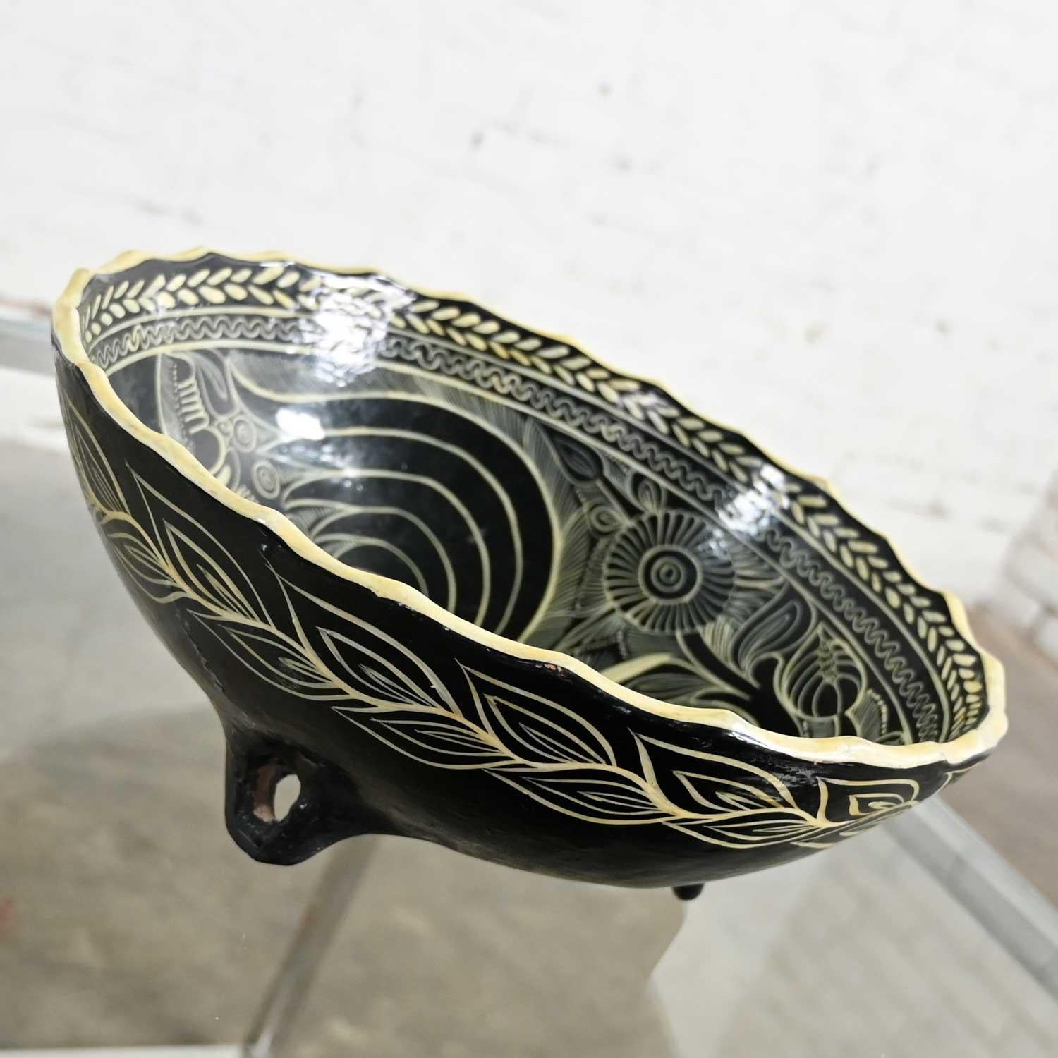 20th Century Vintage Mexican Pottery Black & White Fantasia Design Tri-Leg Fluted Bowl