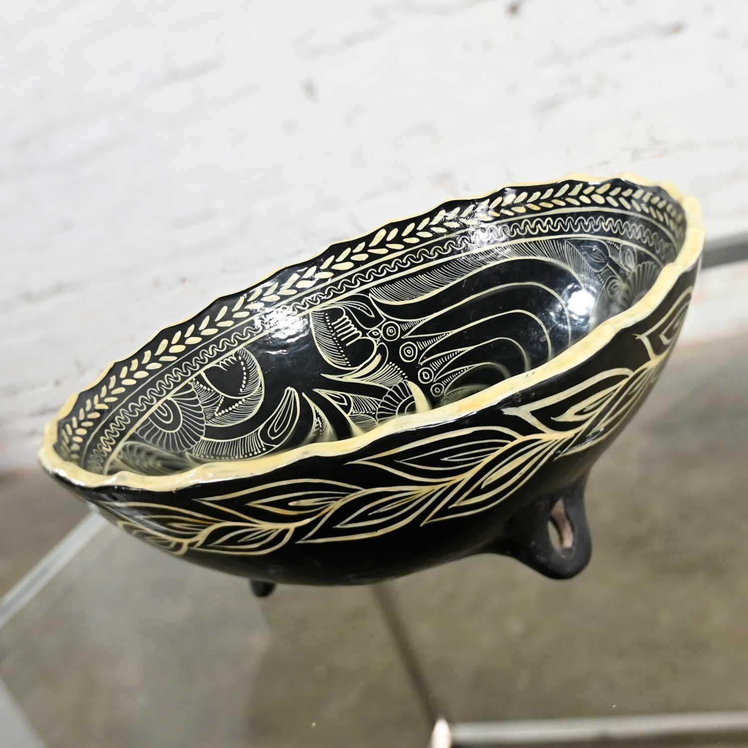 Ceramic Vintage Mexican Pottery Black & White Fantasia Design Tri-Leg Fluted Bowl