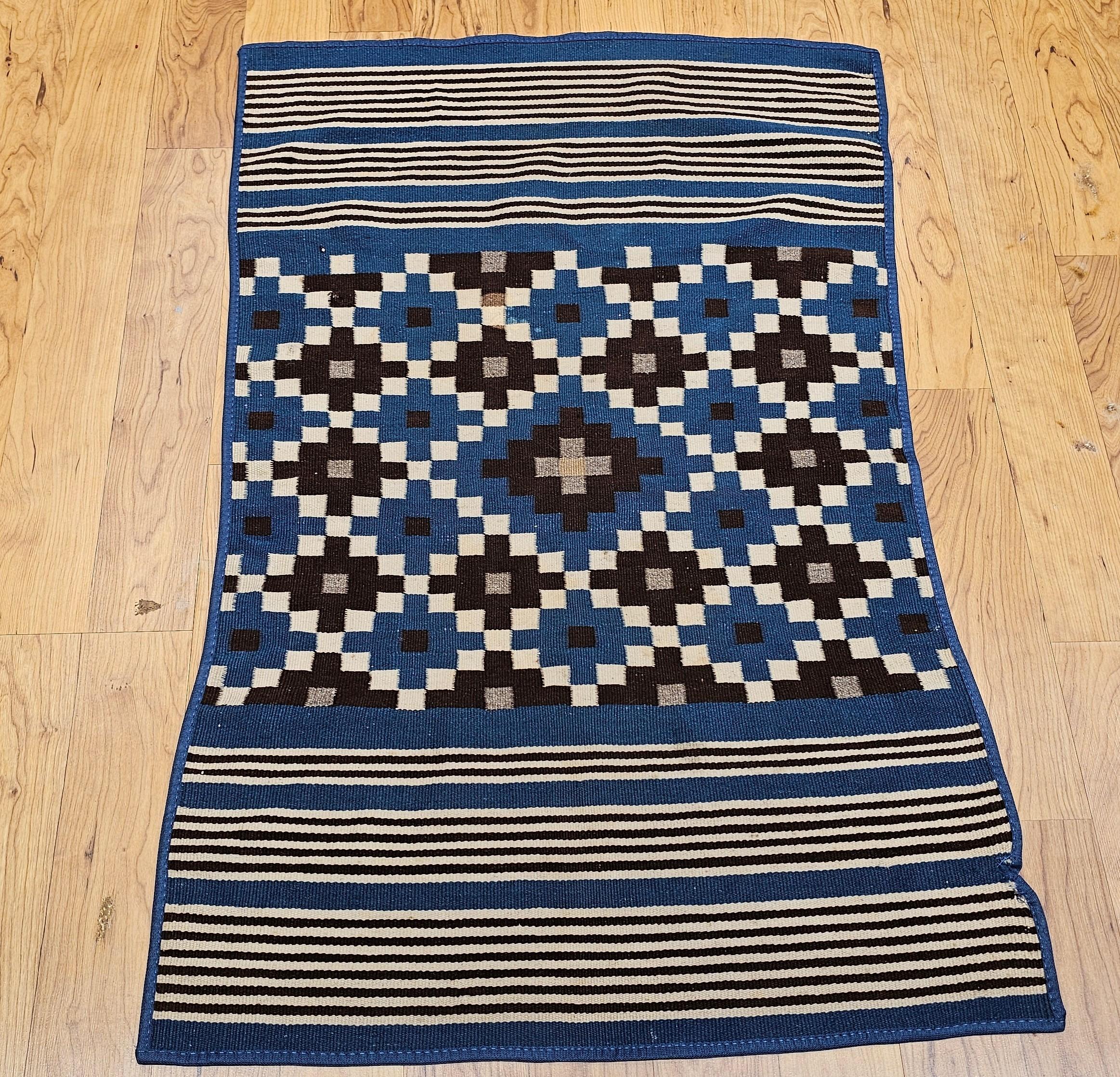 Antike mexikanische Saltillo Serape flachgewebte Kilim-Decke mit Königsblau, Elfenbein im Angebot 3