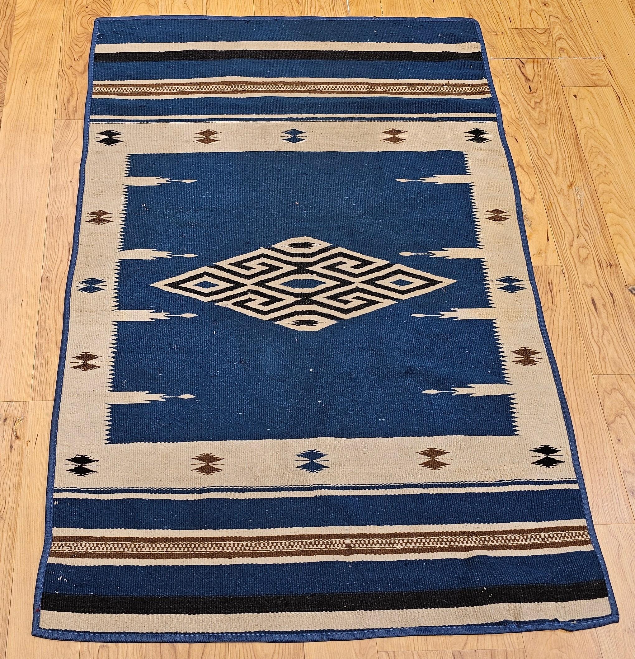 Antigua manta mexicana de tejido plano de Saltillo Serape Kilim en azul real, marfil en venta 3