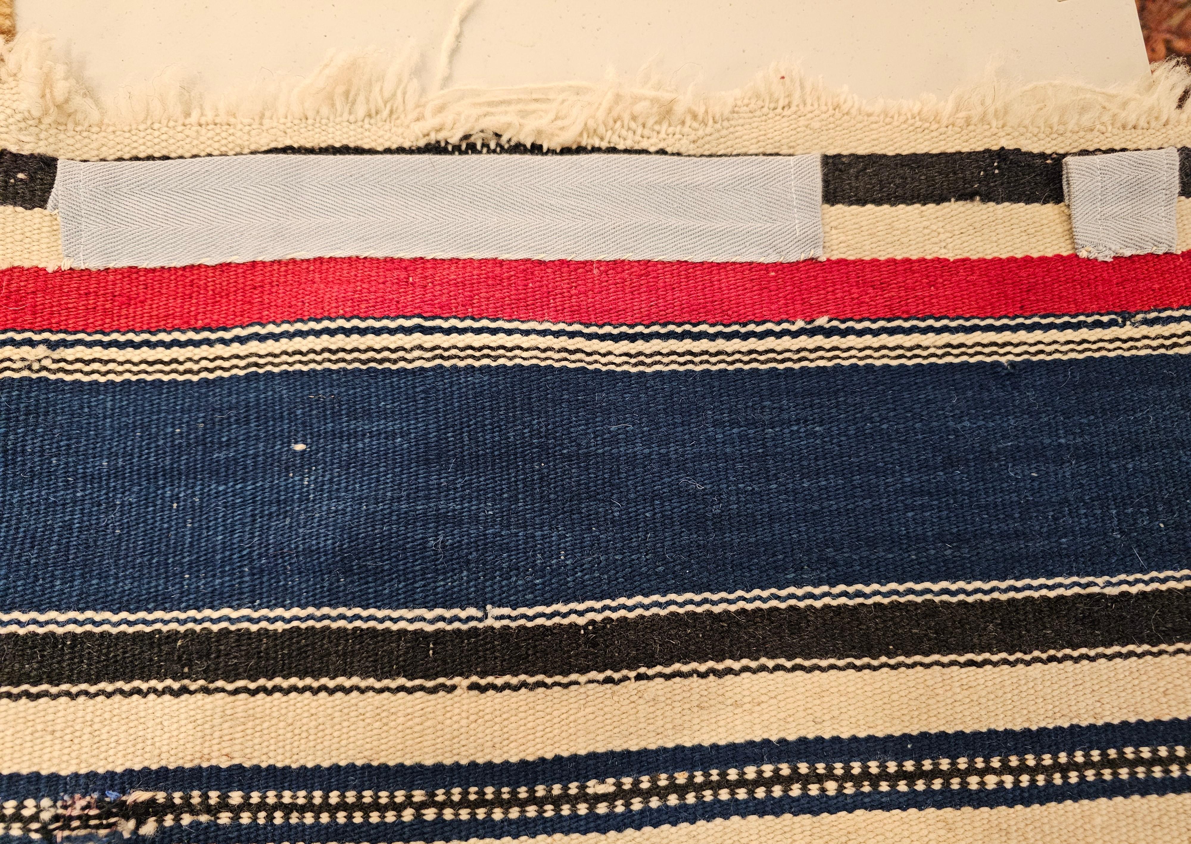 Antique kilim mexicain Saltillo Serape tissé à plat en bleu royal, rouge, ivoire en vente 3