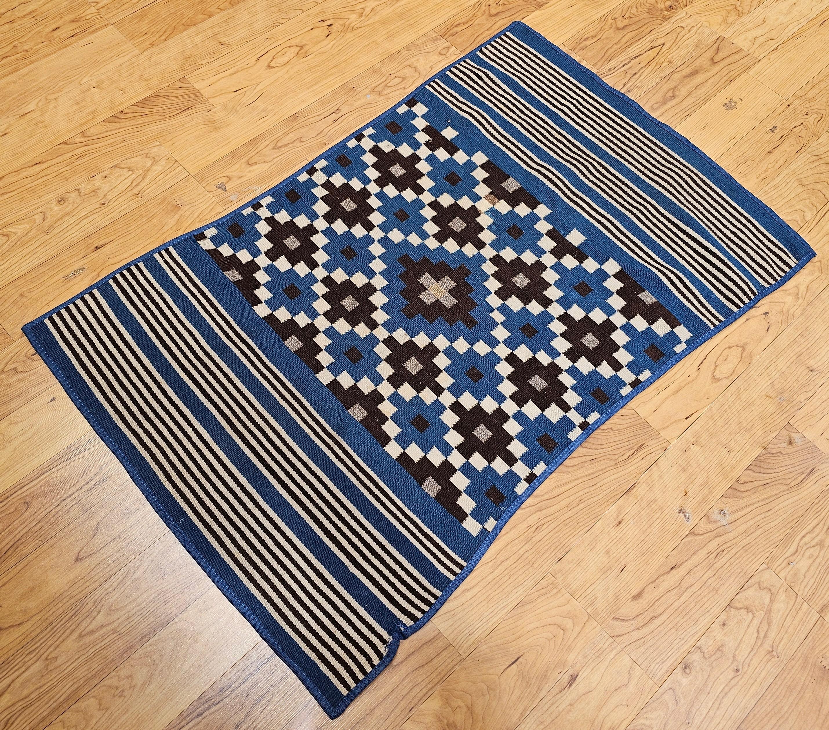 Antike mexikanische Saltillo Serape flachgewebte Kilim-Decke mit Königsblau, Elfenbein im Angebot 4