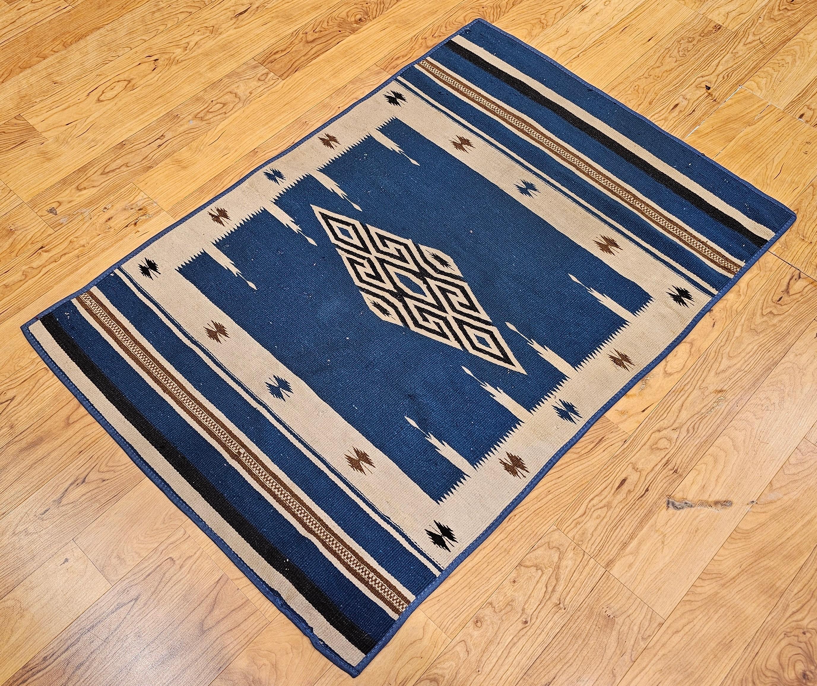 Antigua manta mexicana de tejido plano de Saltillo Serape Kilim en azul real, marfil en venta 4
