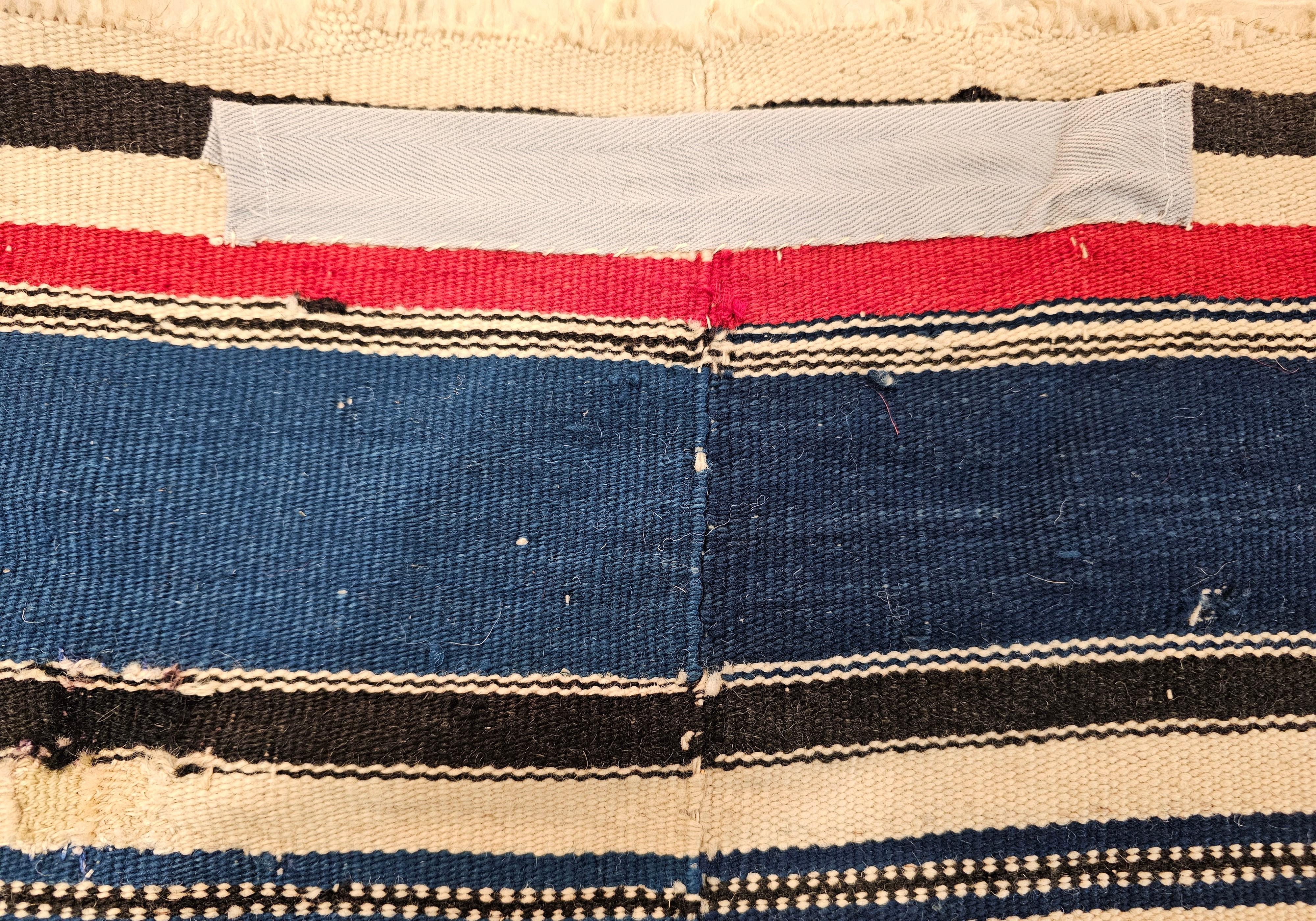 Antique kilim mexicain Saltillo Serape tissé à plat en bleu royal, rouge, ivoire en vente 4
