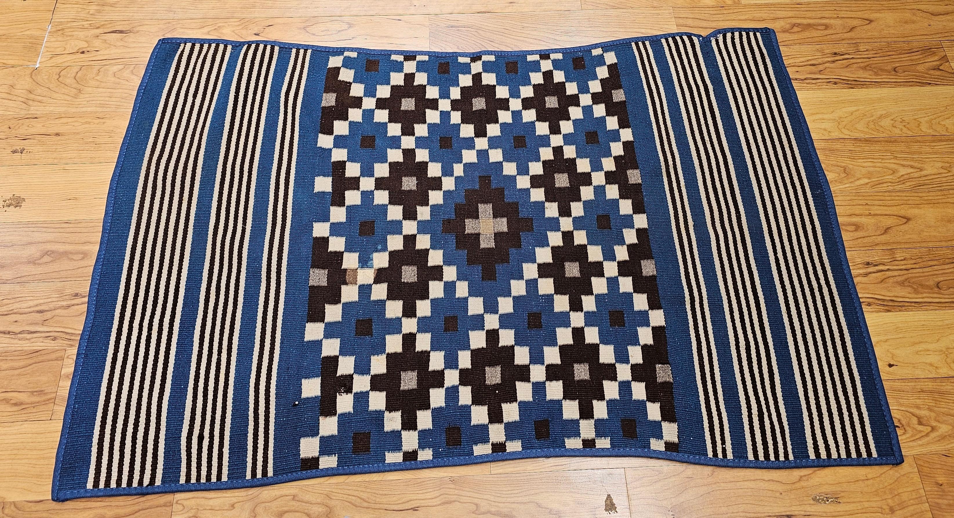 Antike mexikanische Saltillo Serape flachgewebte Kilim-Decke mit Königsblau, Elfenbein im Angebot 5