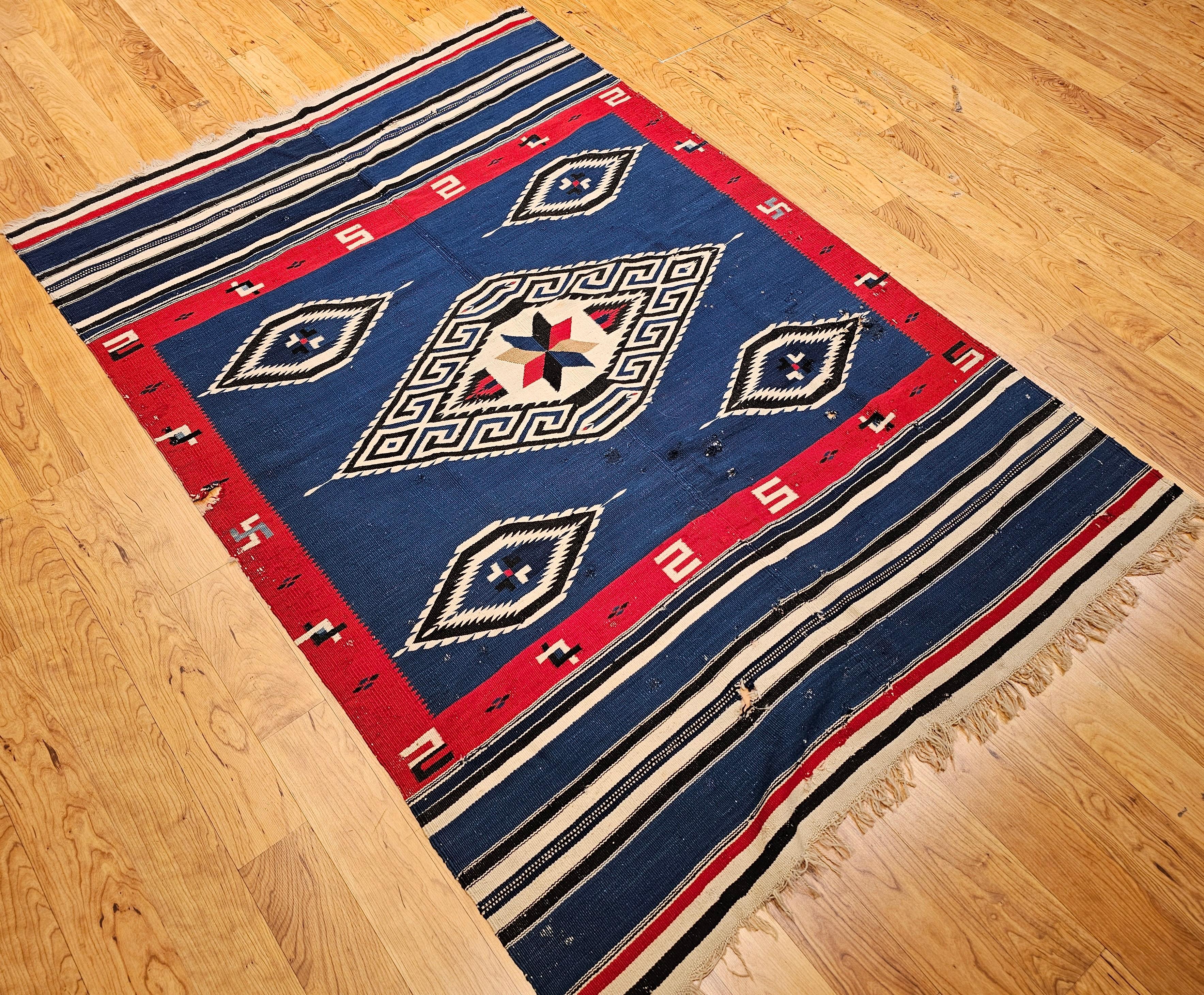 Antique kilim mexicain Saltillo Serape tissé à plat en bleu royal, rouge, ivoire en vente 5