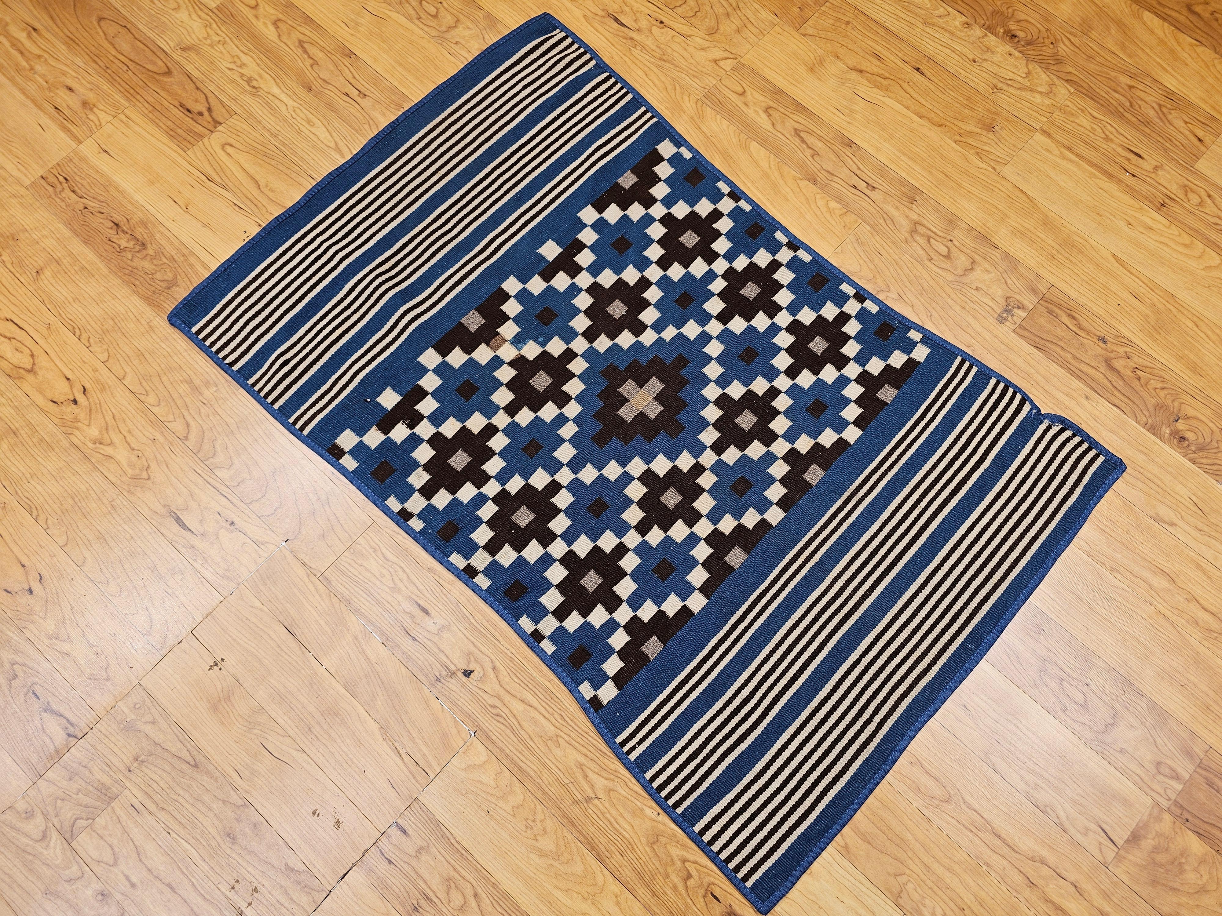 Antike mexikanische Saltillo Serape flachgewebte Kilim-Decke mit Königsblau, Elfenbein im Angebot 6